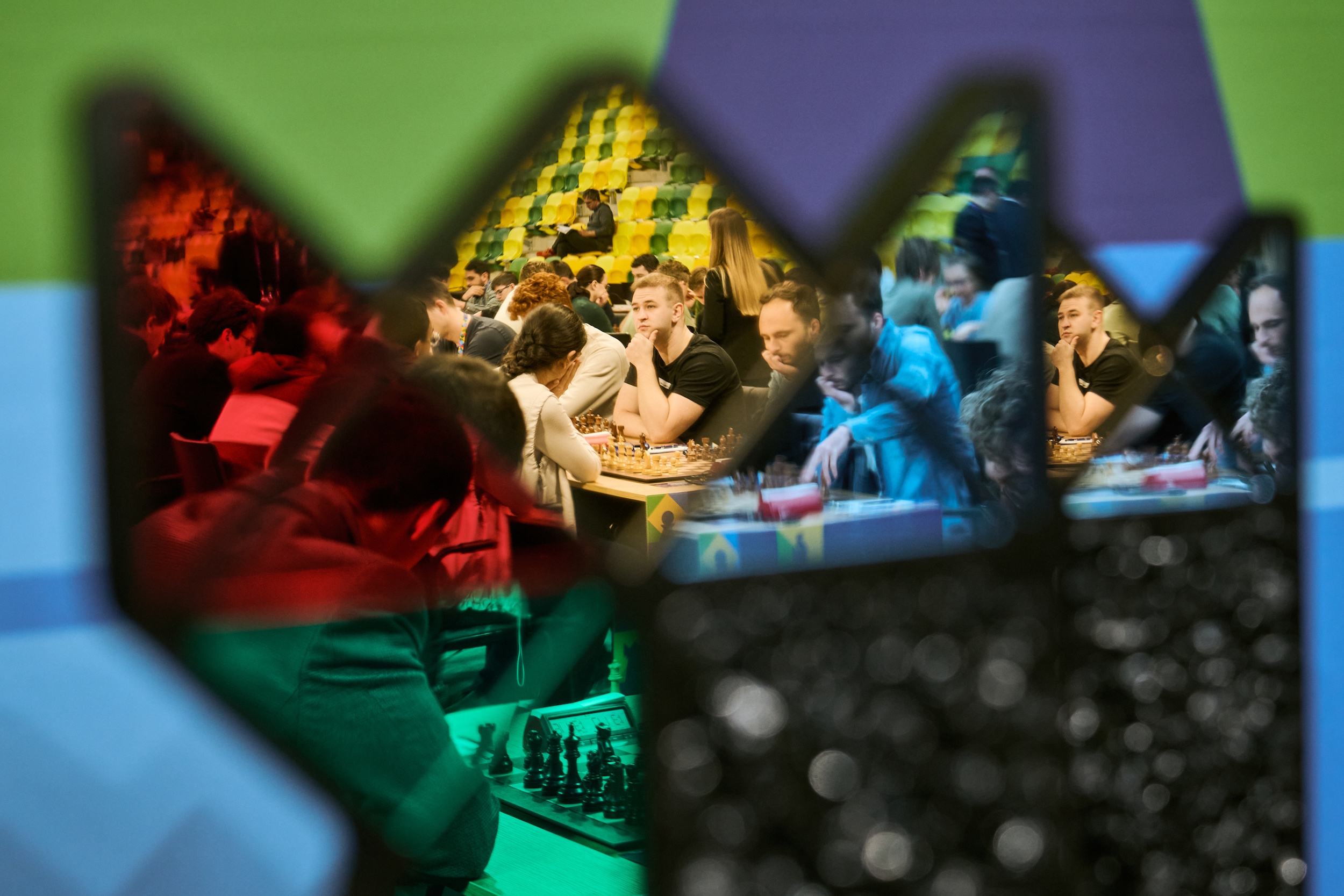 Szachiści widziani przez witrażową statuetkę