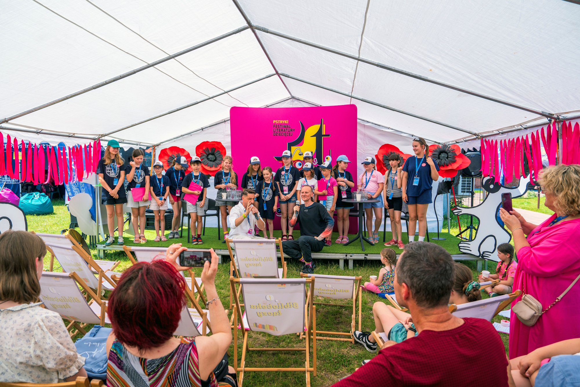 dzieci i dorośli pod namiotami na festiwalu w Nowych Gliwicach 