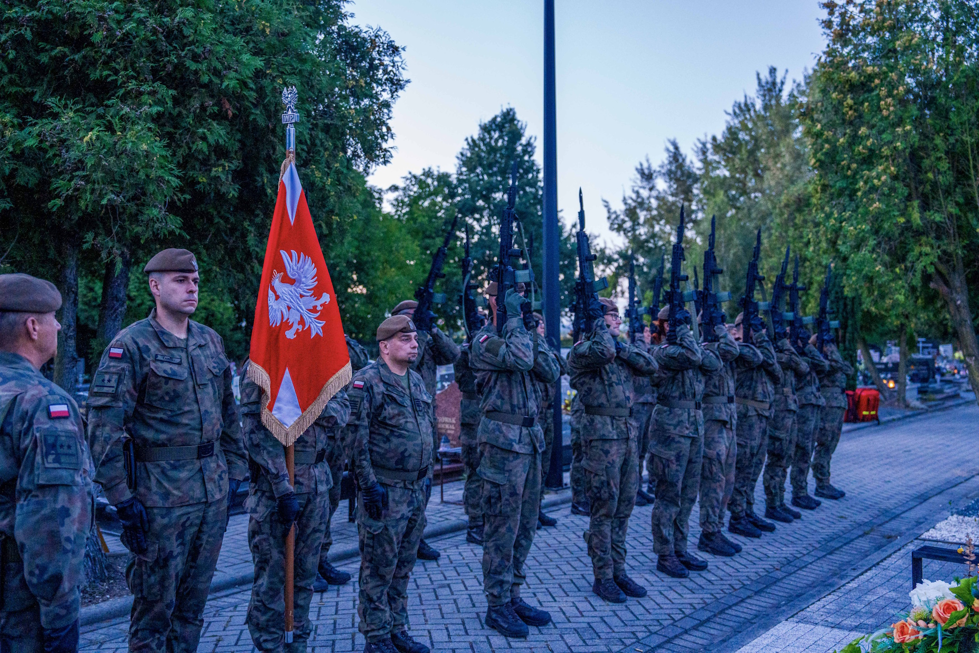 żołnierze na cmentarzu