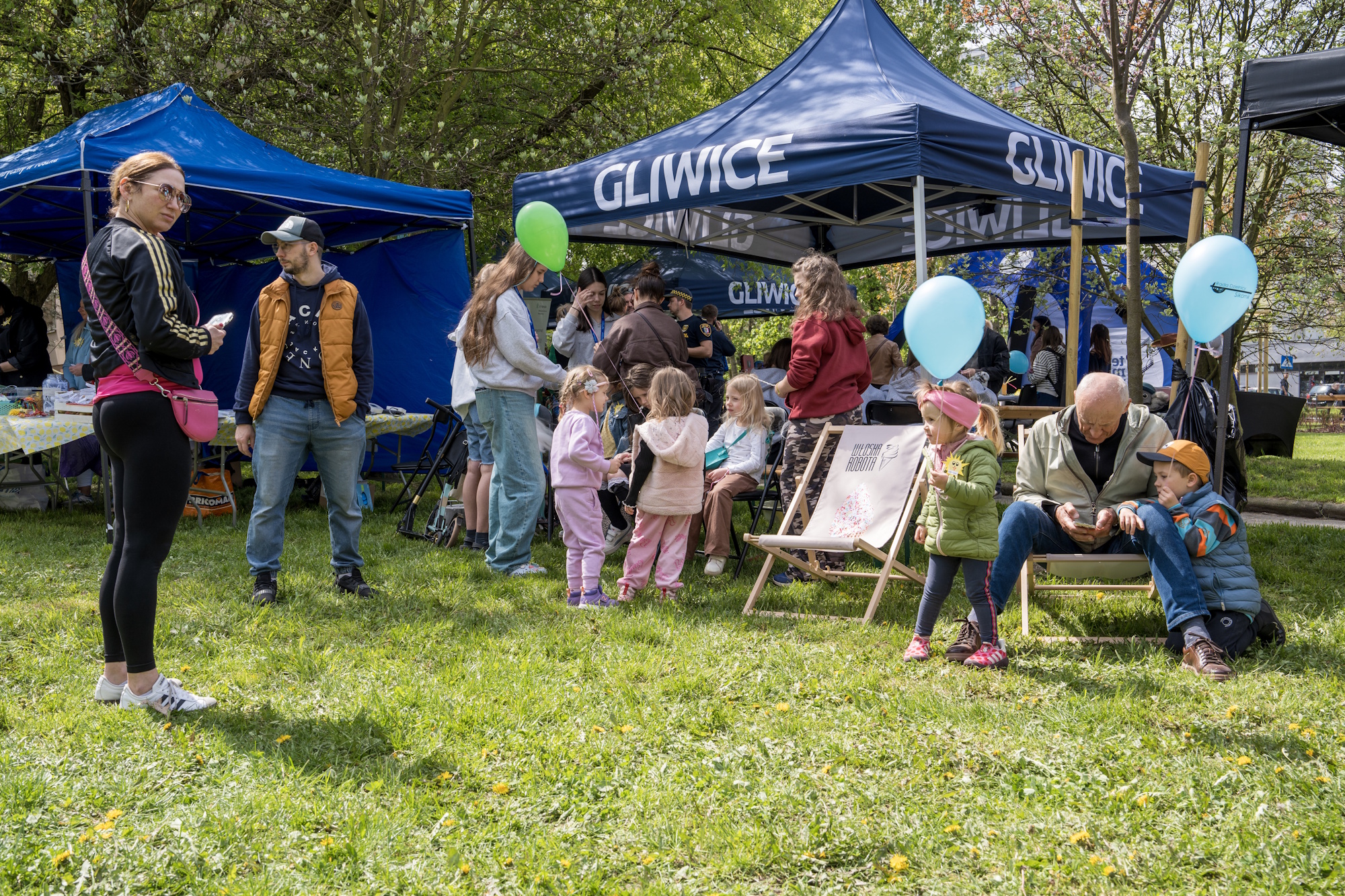 ludzie na festynie i stoiska