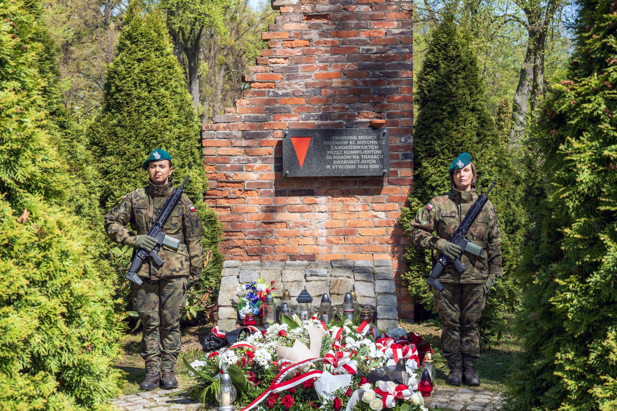 Warta wojskowa przy mogile