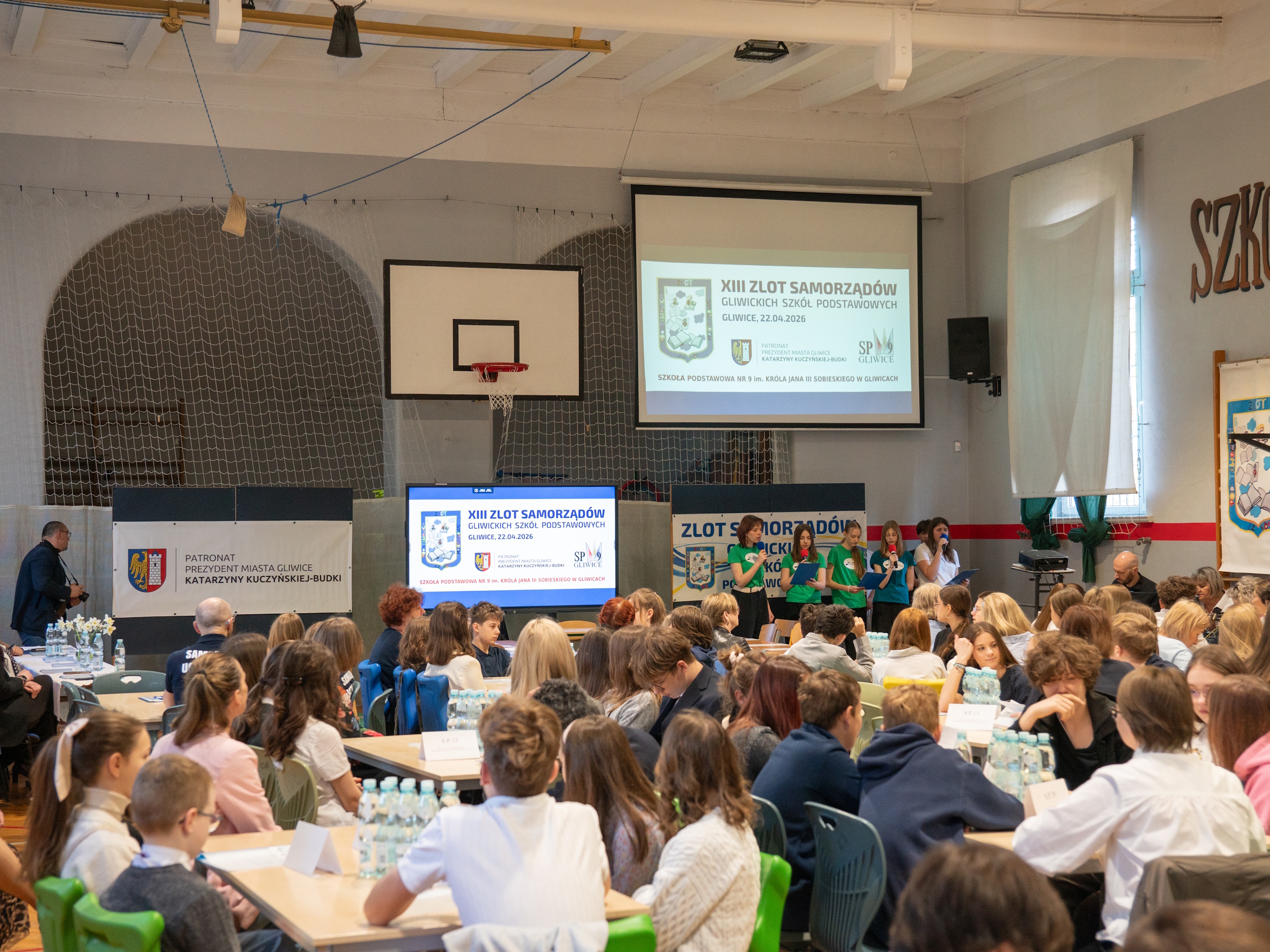 Młodzież słuchająca prezentacji jednej z grup