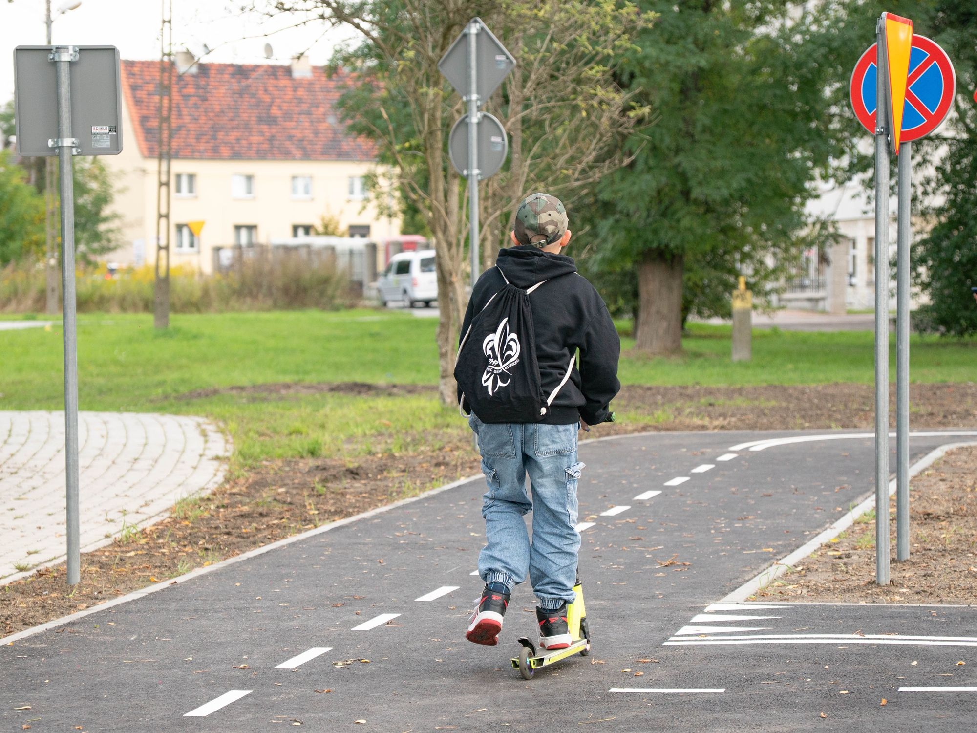 Dziecko jadące hulajnogą