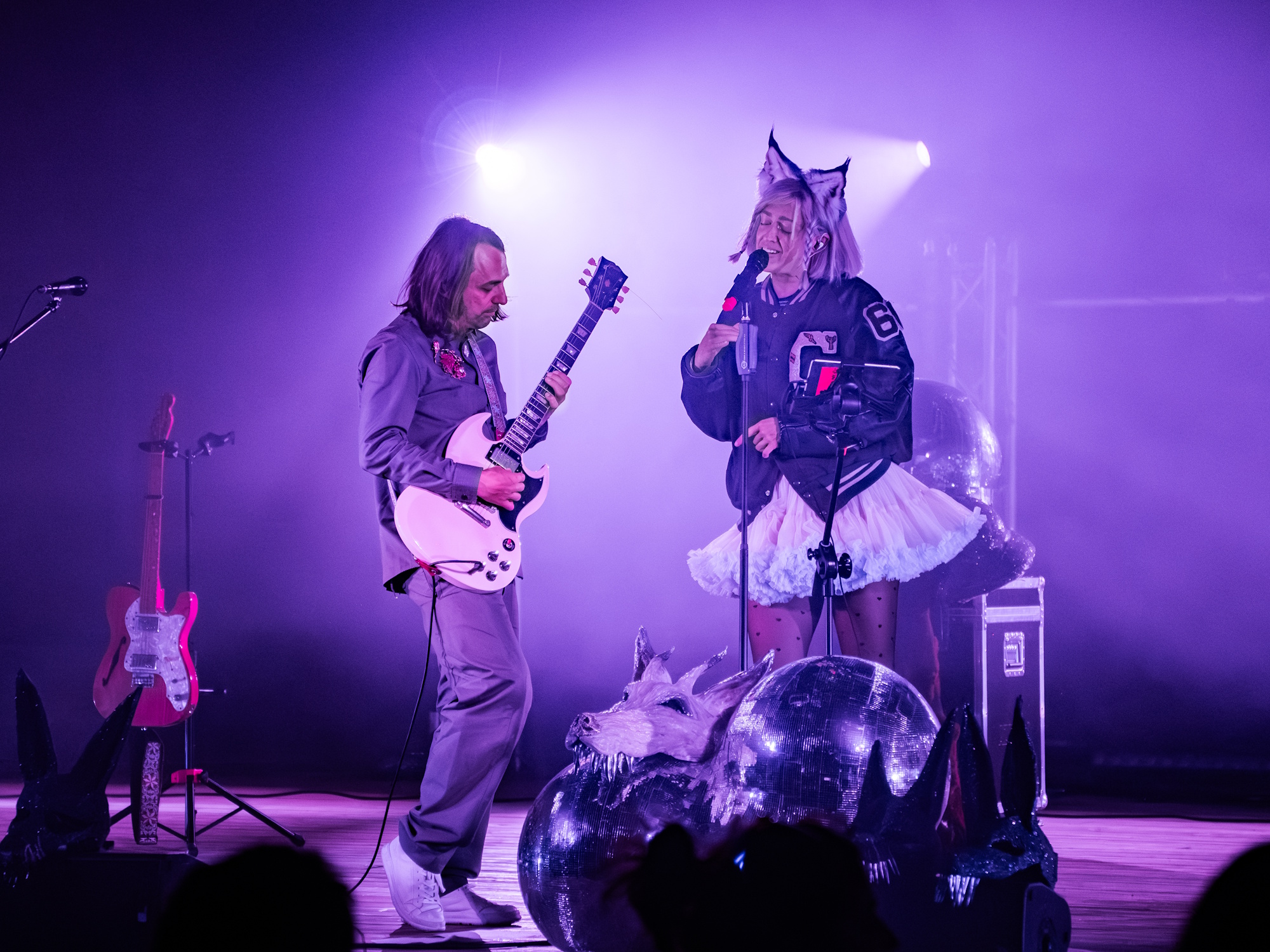 Matylda na scenie z gitarzystą