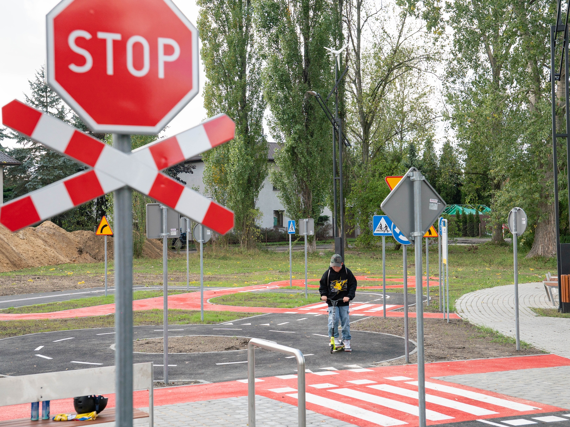 Znak stop i dziecko jadące na hulajnodze