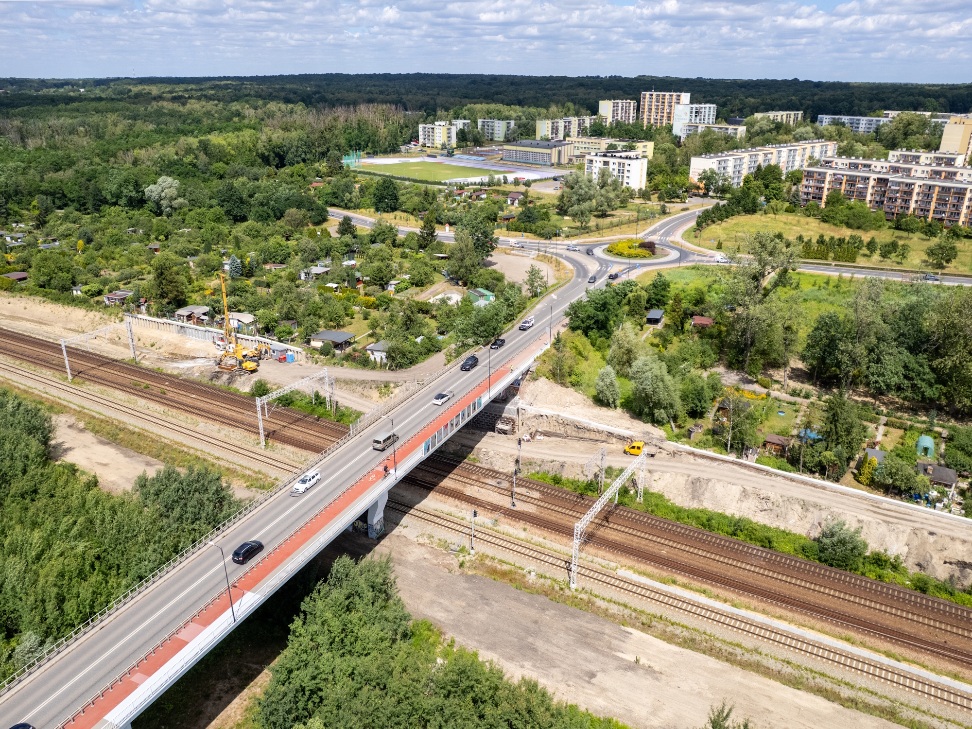 Mniej betonu, więcej zieleni – w takim kierunku zmienia się zagospodarowanie węzła Gliwice-Kopernik, czwartego z gliwickich węzłów przesiadkowych realizowanych w ramach zadania „Mobilna Metropolia”. 