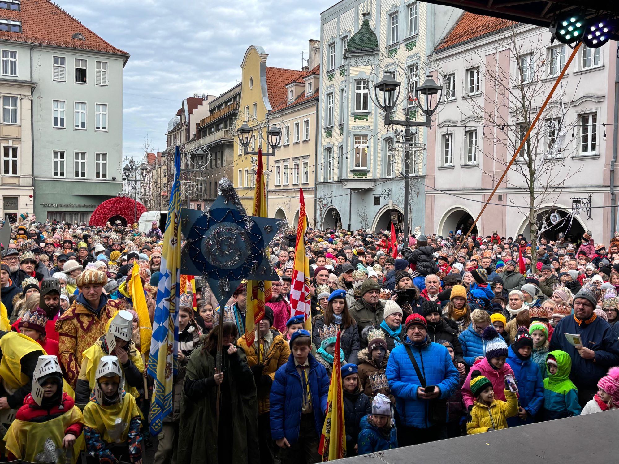 Uczestnicy Orszaku Trzech Króli na Rynku