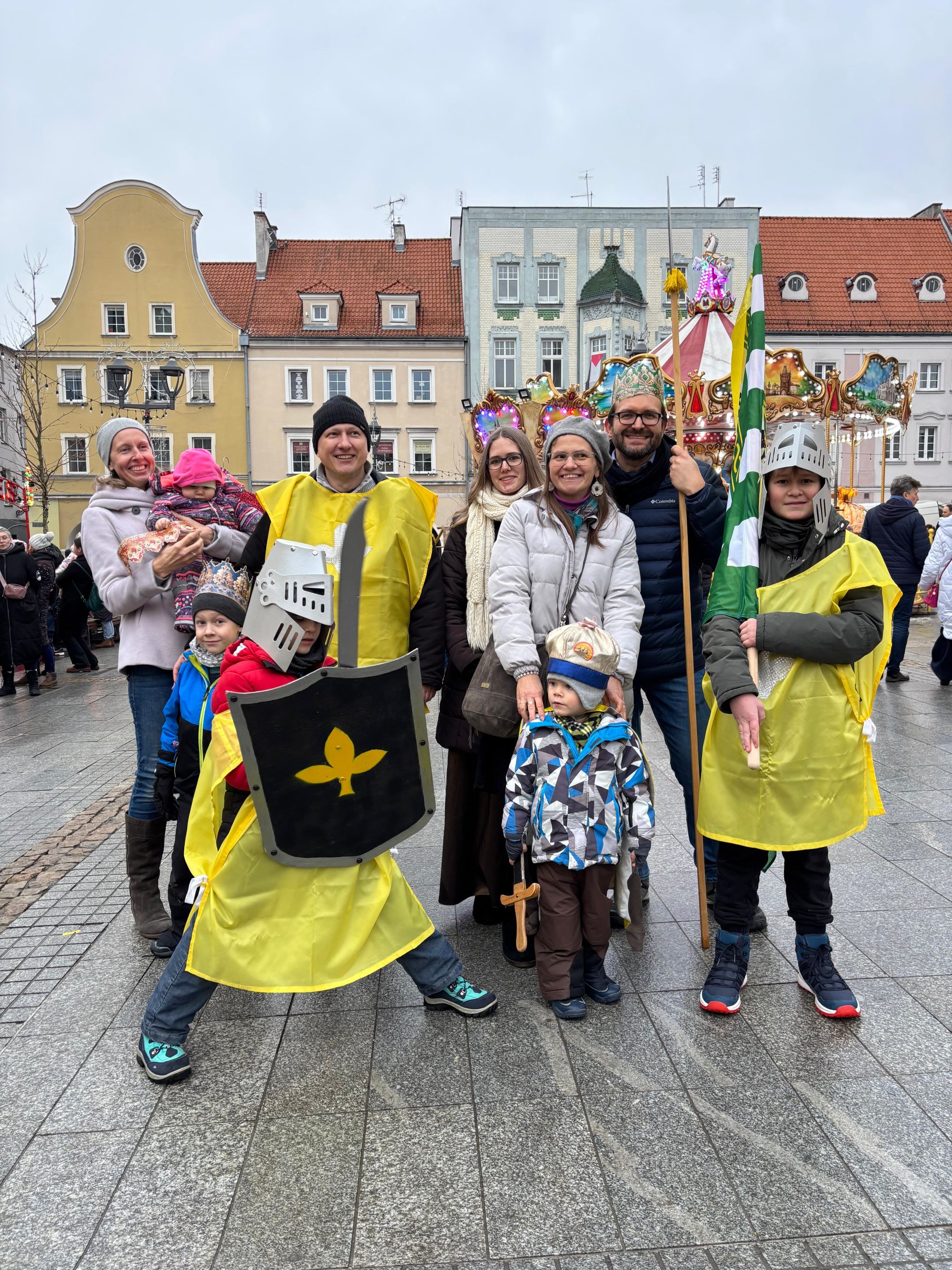 Uśmiechnięci uczestnicy marszu pozują do zdjęcia na Rynku