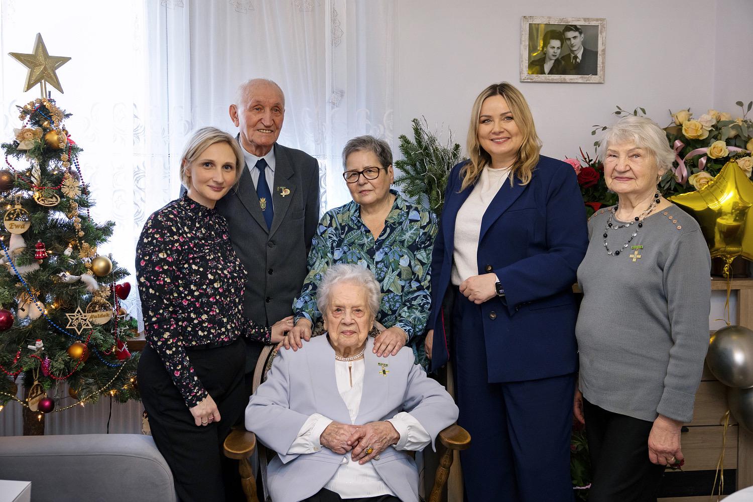 Halina Guca z prezydent Gliwic, prezesem Związku Sybiraków i rodziną