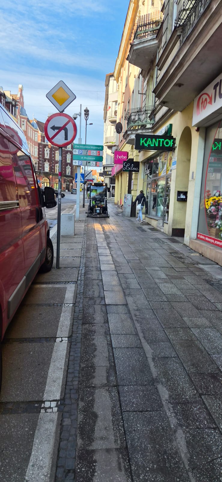 Zarząd Dróg Miejskich w Gliwicach rozpoczął wczoraj prace związane z utrzymaniem nawierzchni ulicy Zwycięstwa