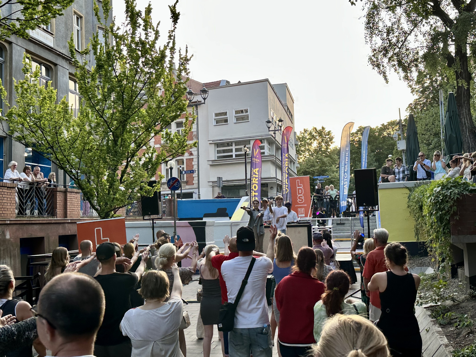 tańczący tłum ludzi
