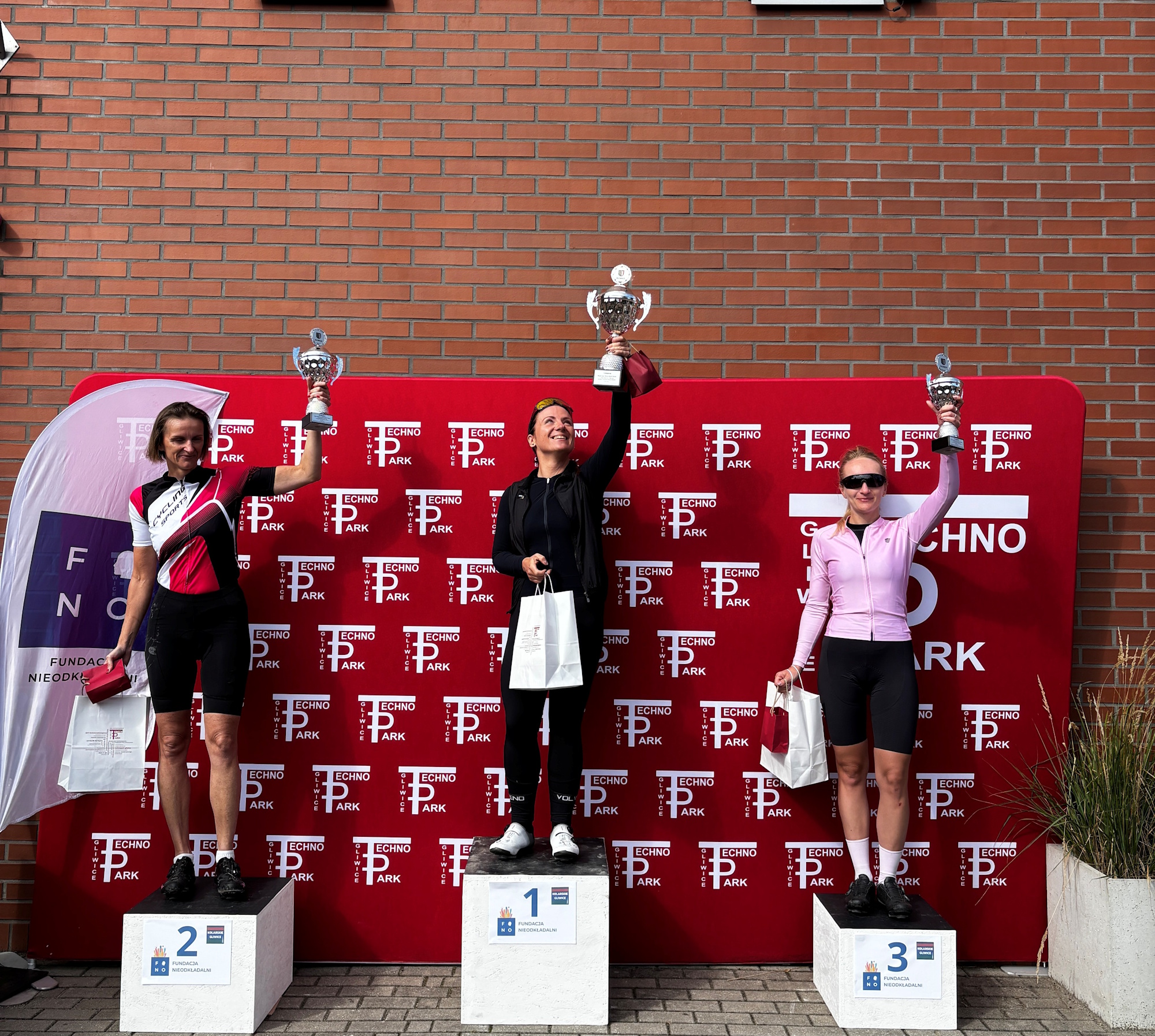 trzy kobiety na podium