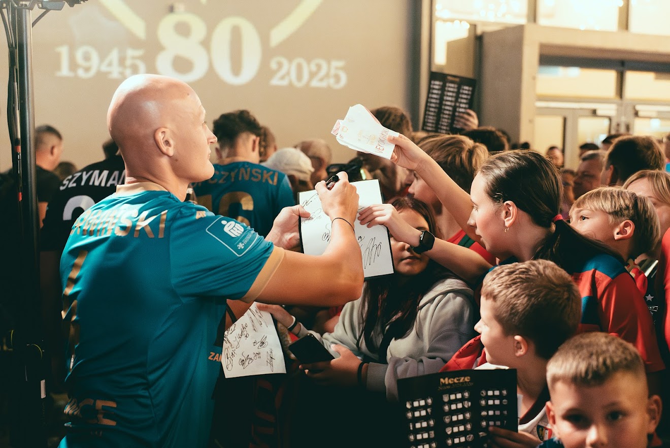 Piłkarze rozdający autografy