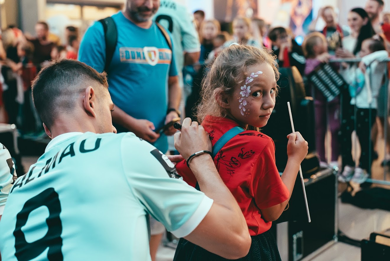 Piłkarze rozdający autografy