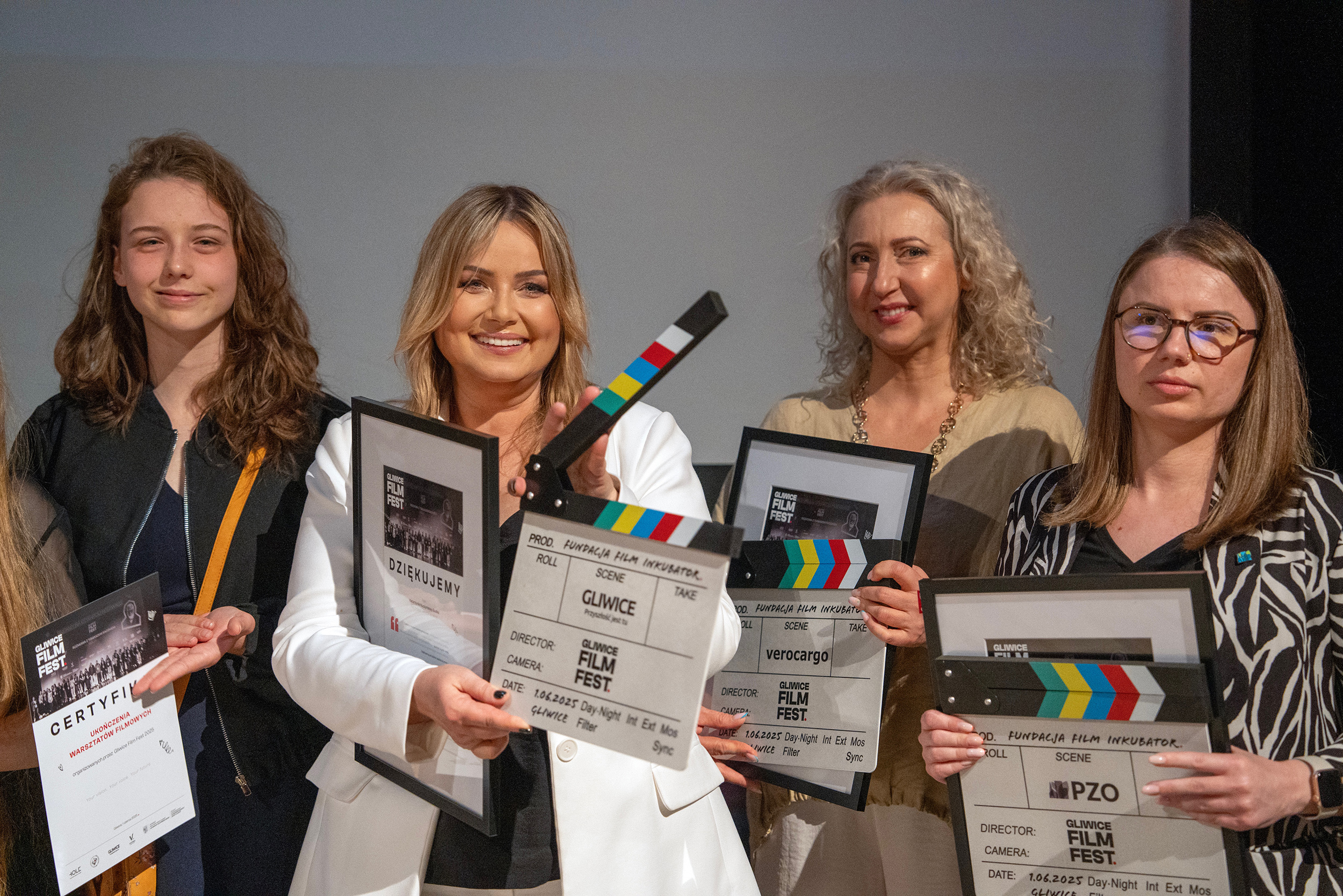Kobiety trzymające filmowe klapsy