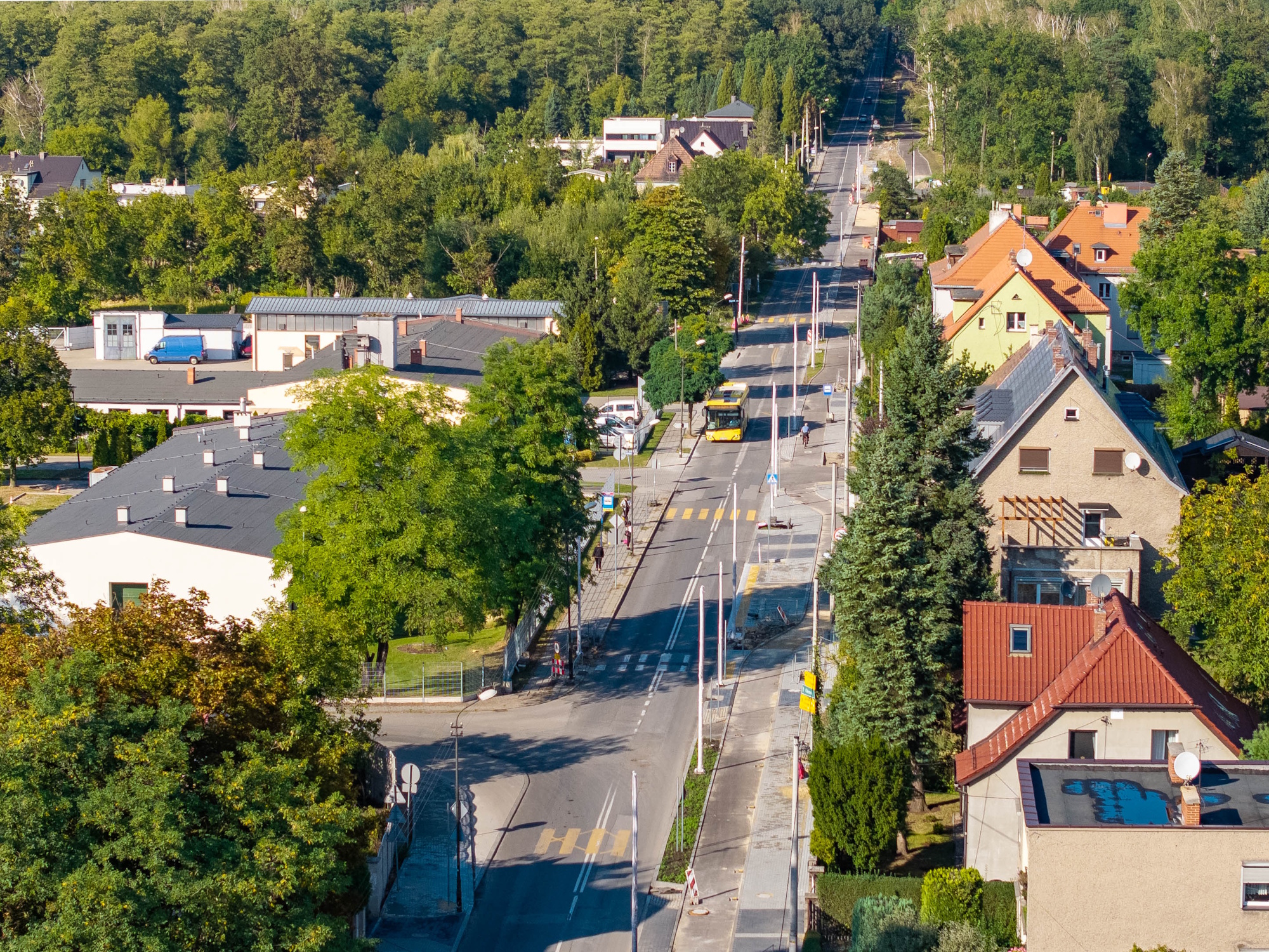 Wzdłuż ul. Strzelców Bytomskich, od ul. Narutowicza do ul. Jachtowej, powstaje blisko 2-kilometrowy ciąg pieszo-rowerowy