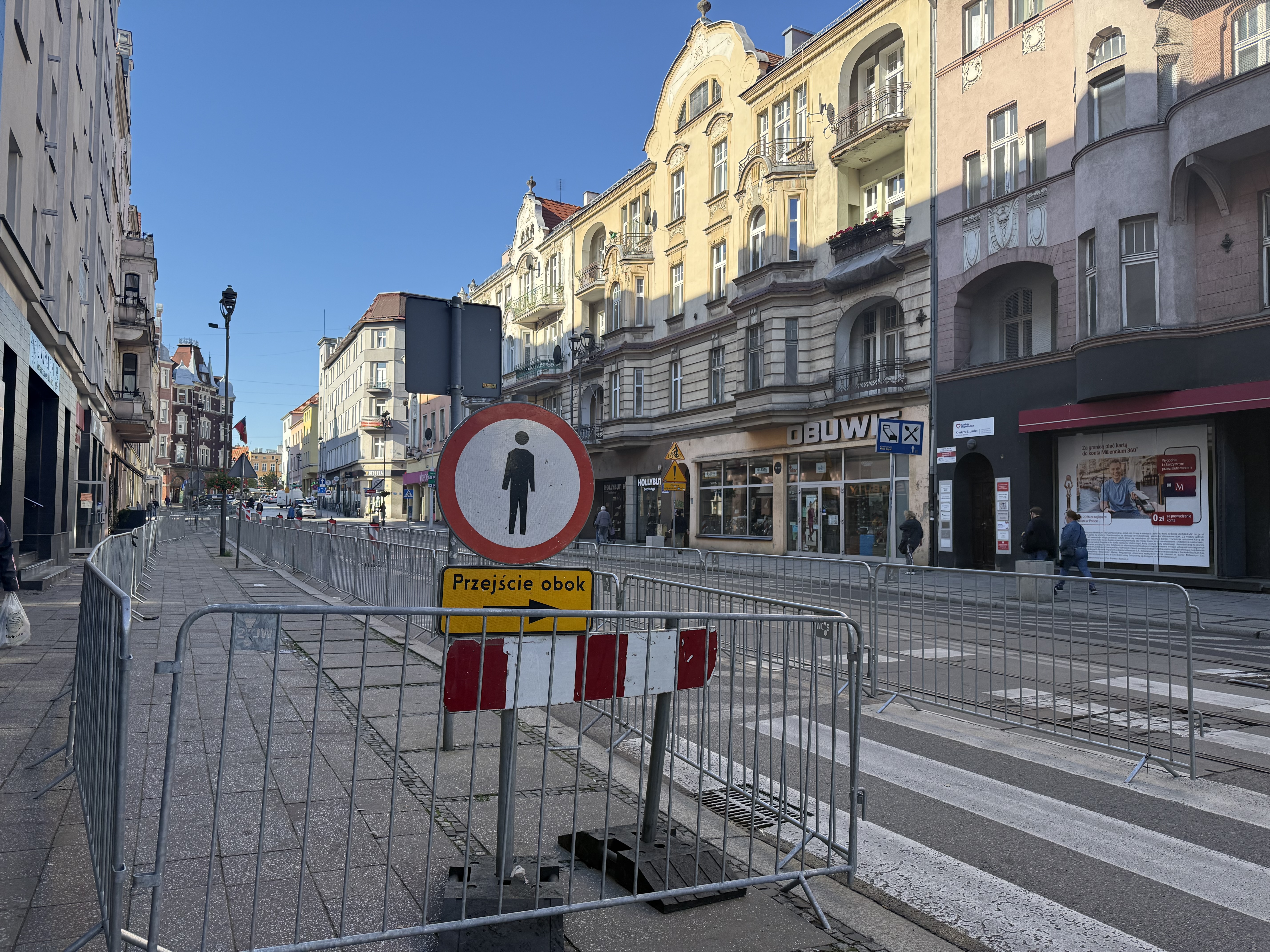Na ul. Zwycięstwa pojawiło się tymczasowe oznakowanie. To początek przebudowy jednej z najważniejszych ulic gliwickiego śródmieścia.