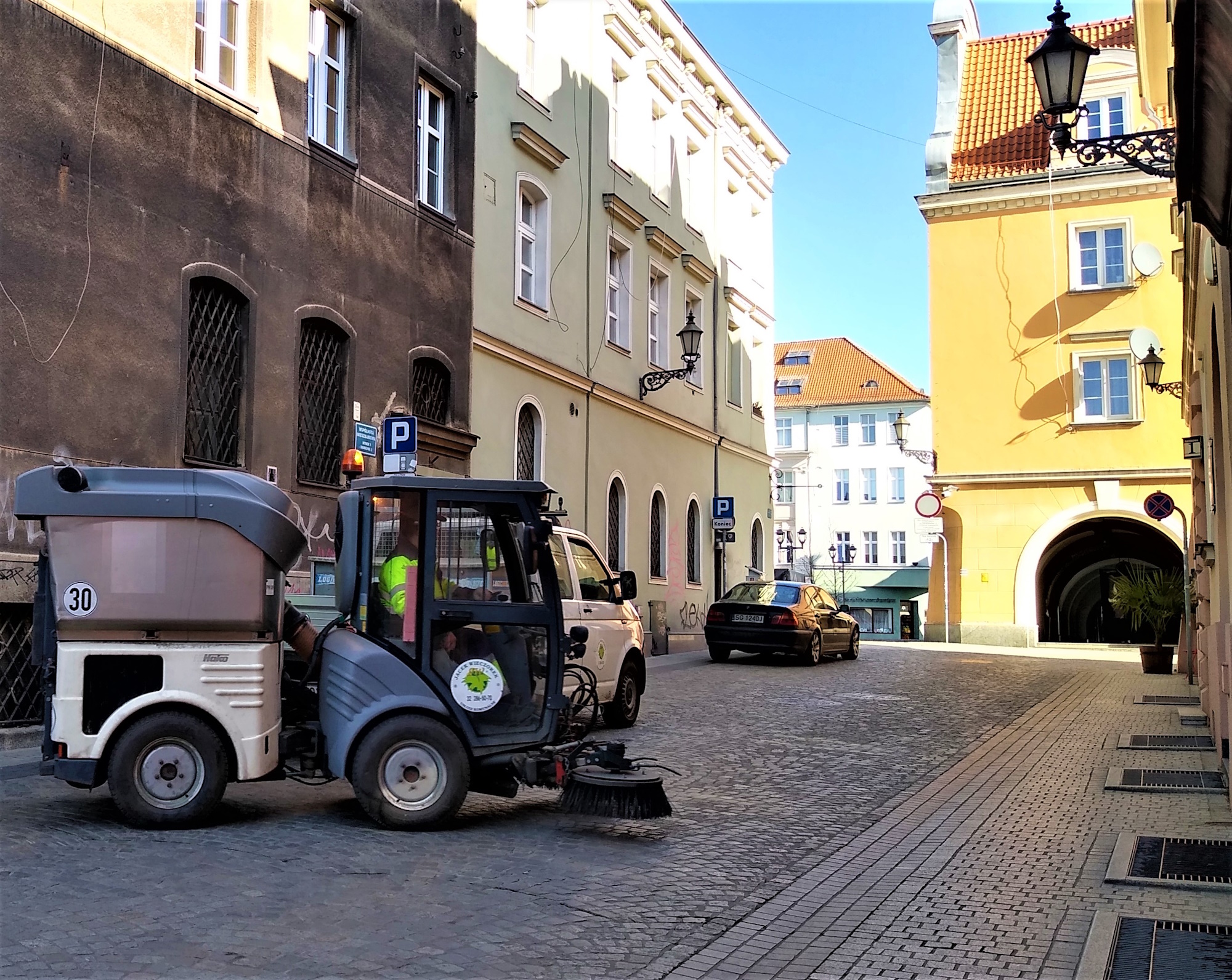 maszyna czyszcząca na ulicy Starówki