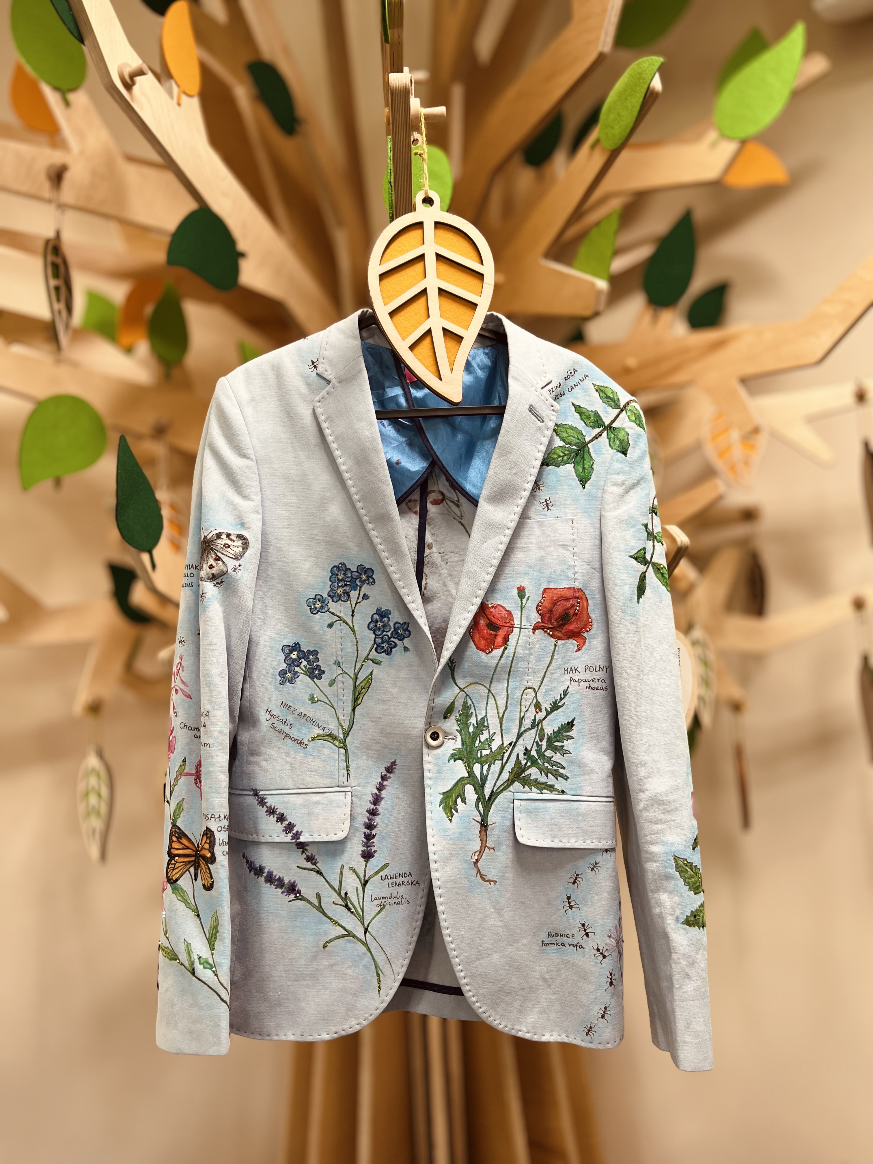 marynarka na wieszaku