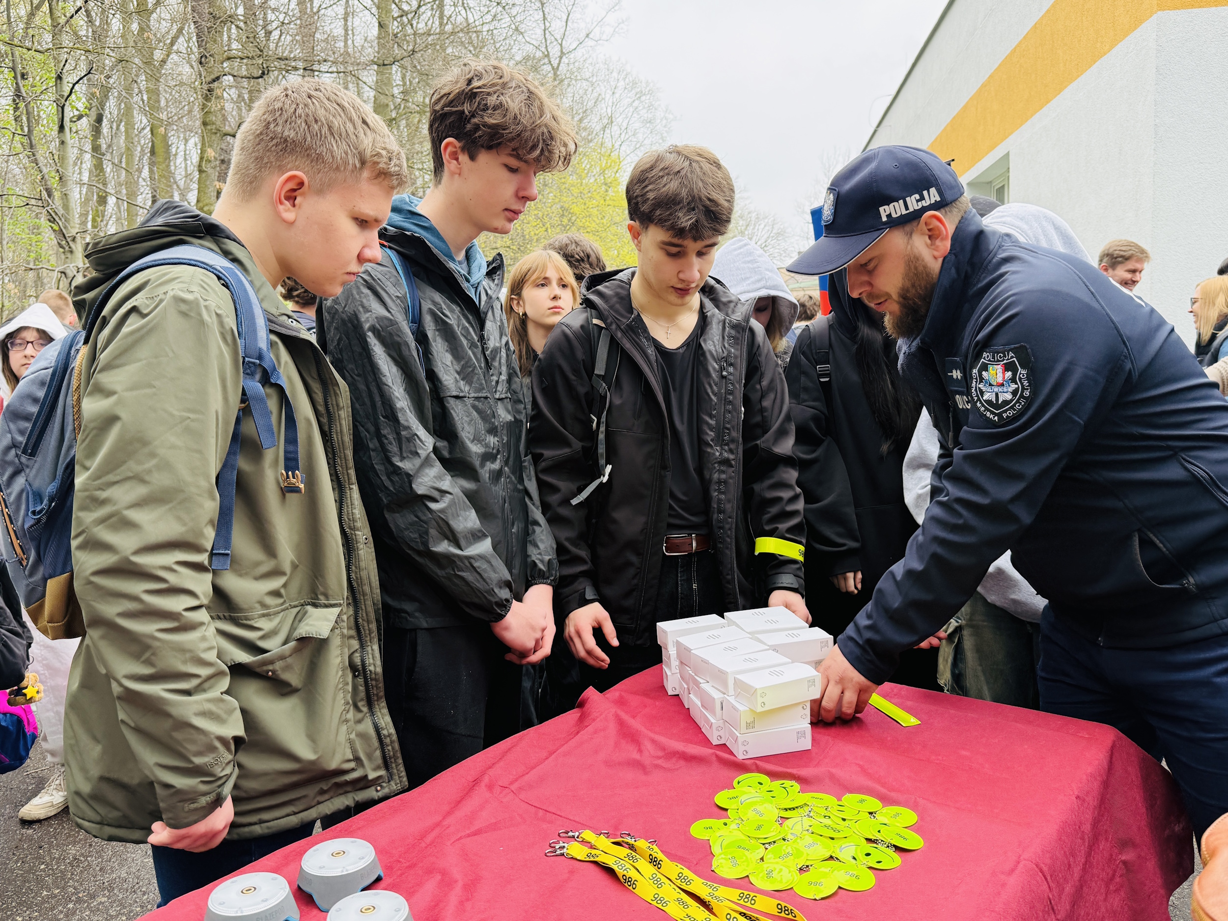 Chłopcy odbierający gadżety od Straży Miejskiej