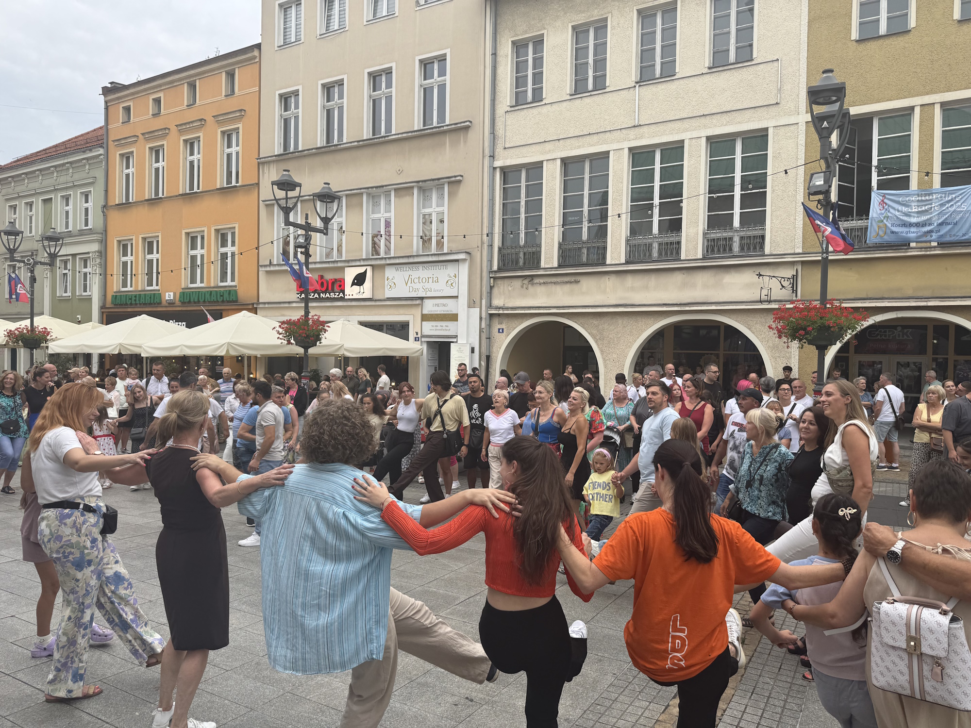 Ludzie tańczą na Rynku