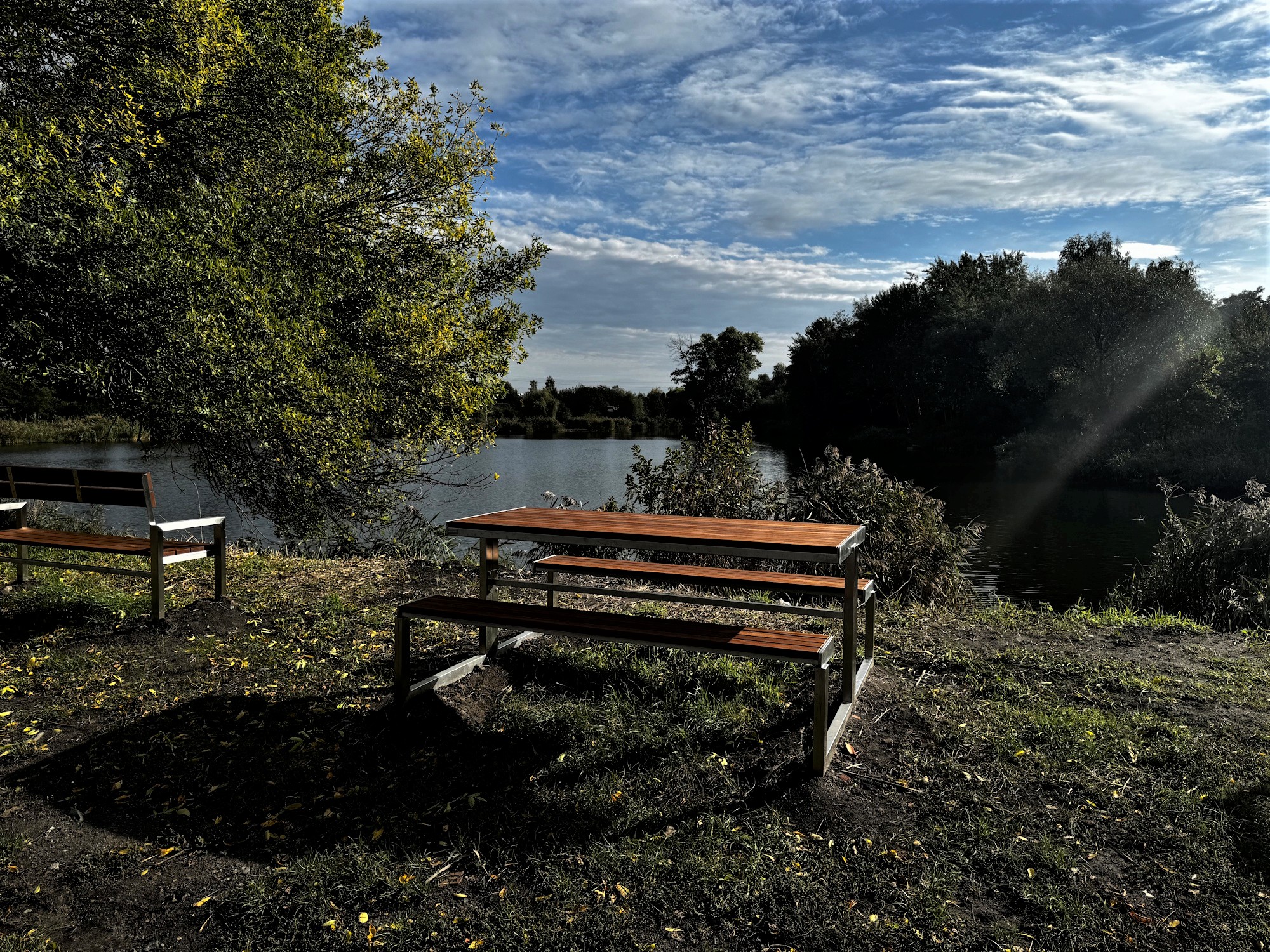 ławka piknikowa przy stawie