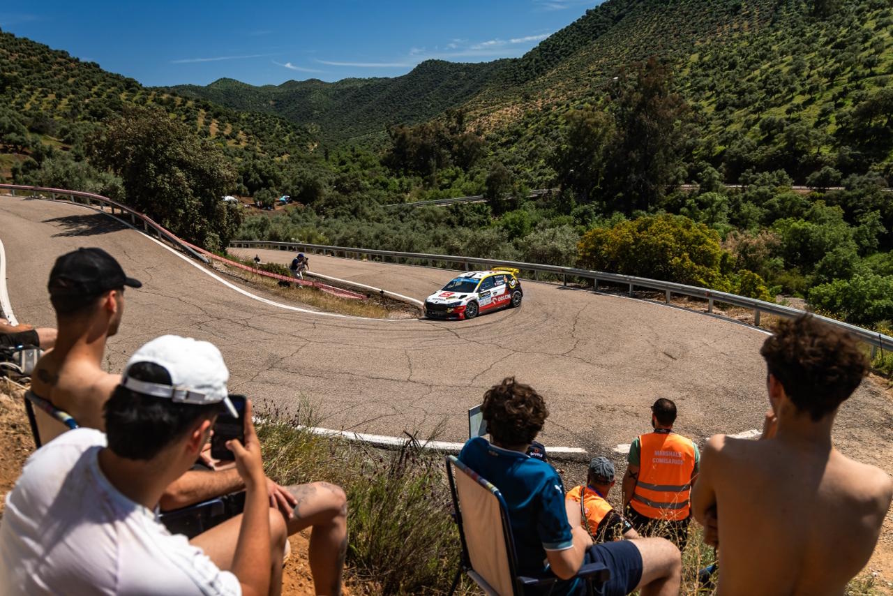 Kibice dopingujący przejeżdżających Polaków