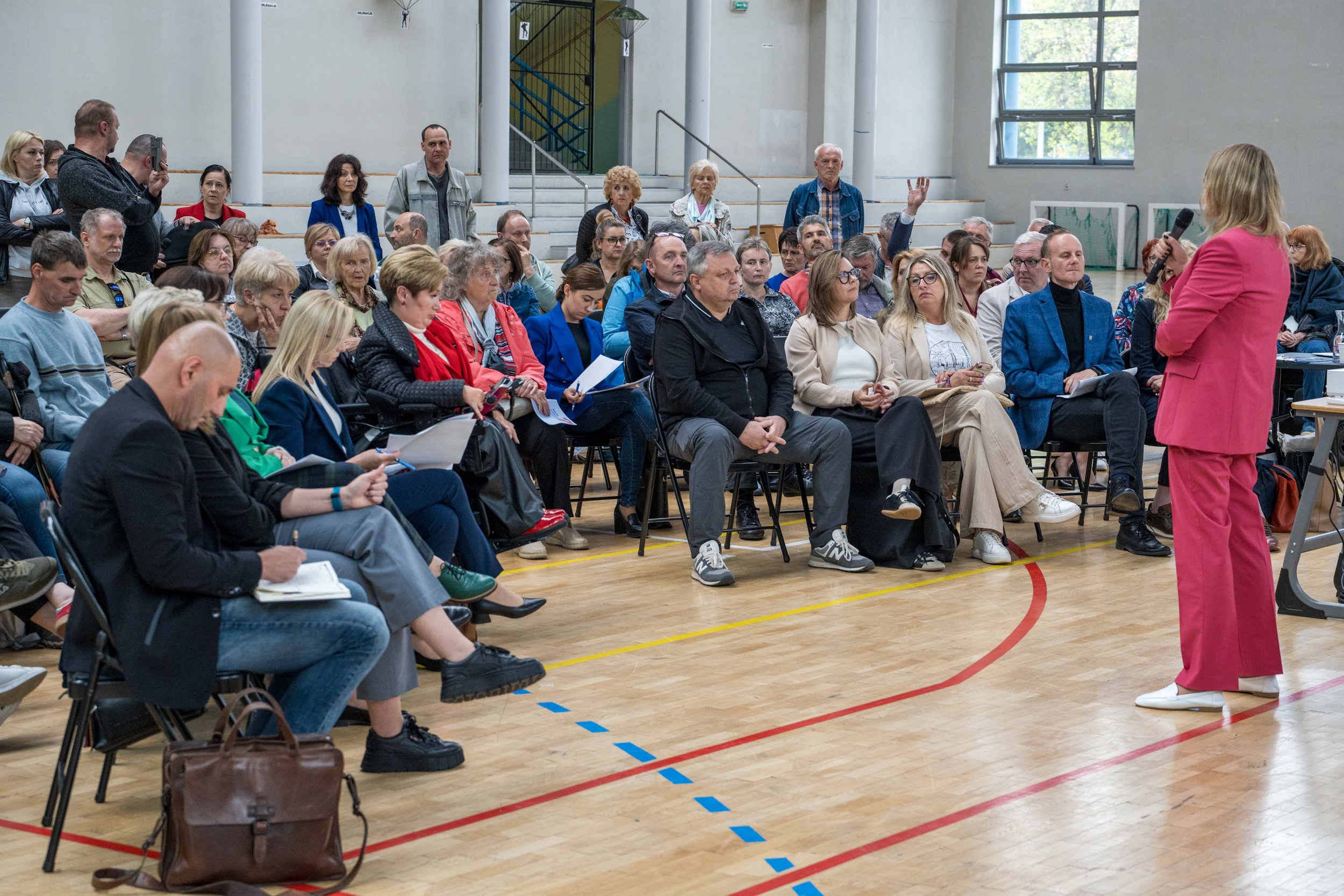 Prezydent Gliwic rozmawiająca z mieszkańcami
