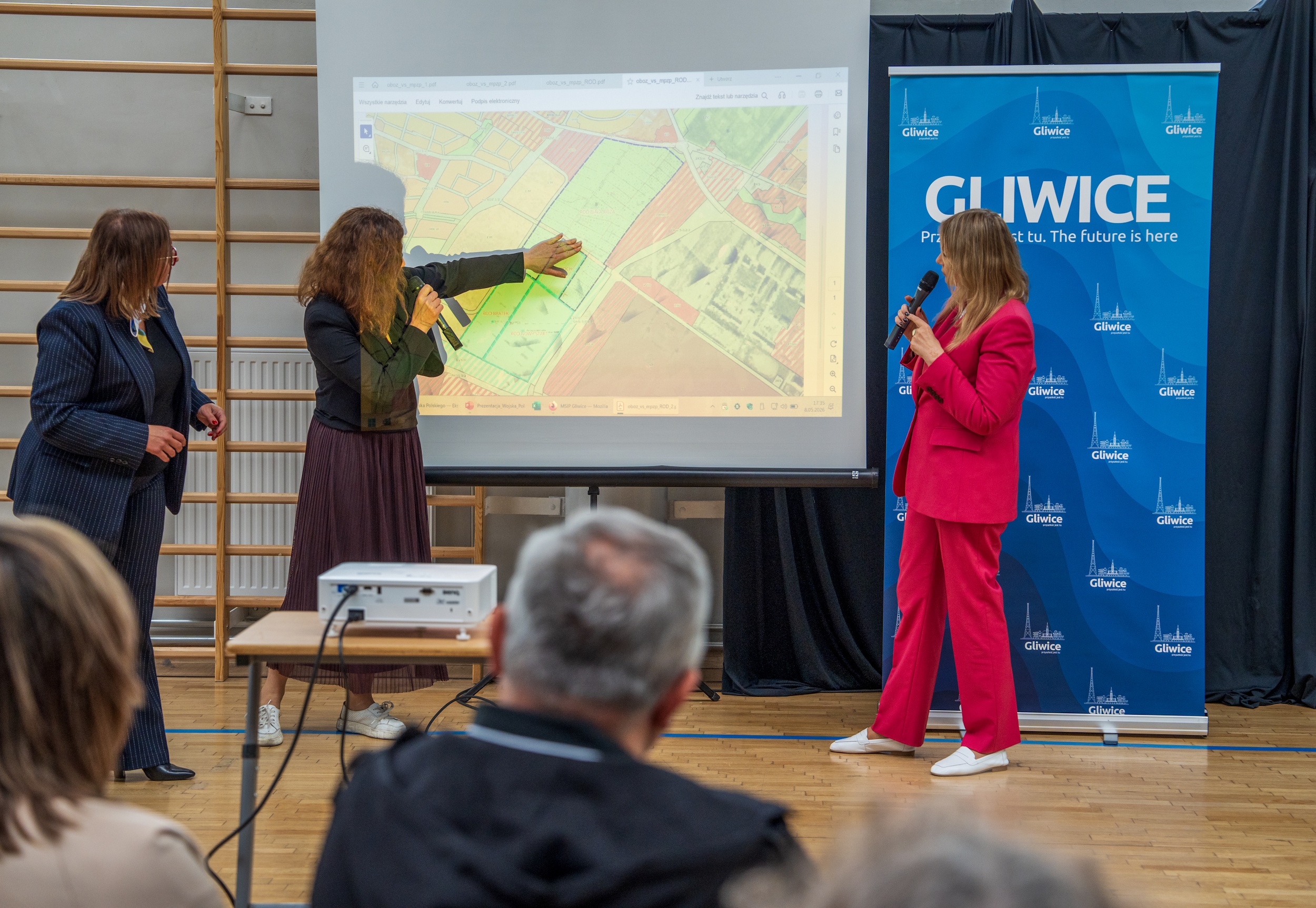 Prezydent Gliwic ze współpracownicami, pokazująca coś na mapie