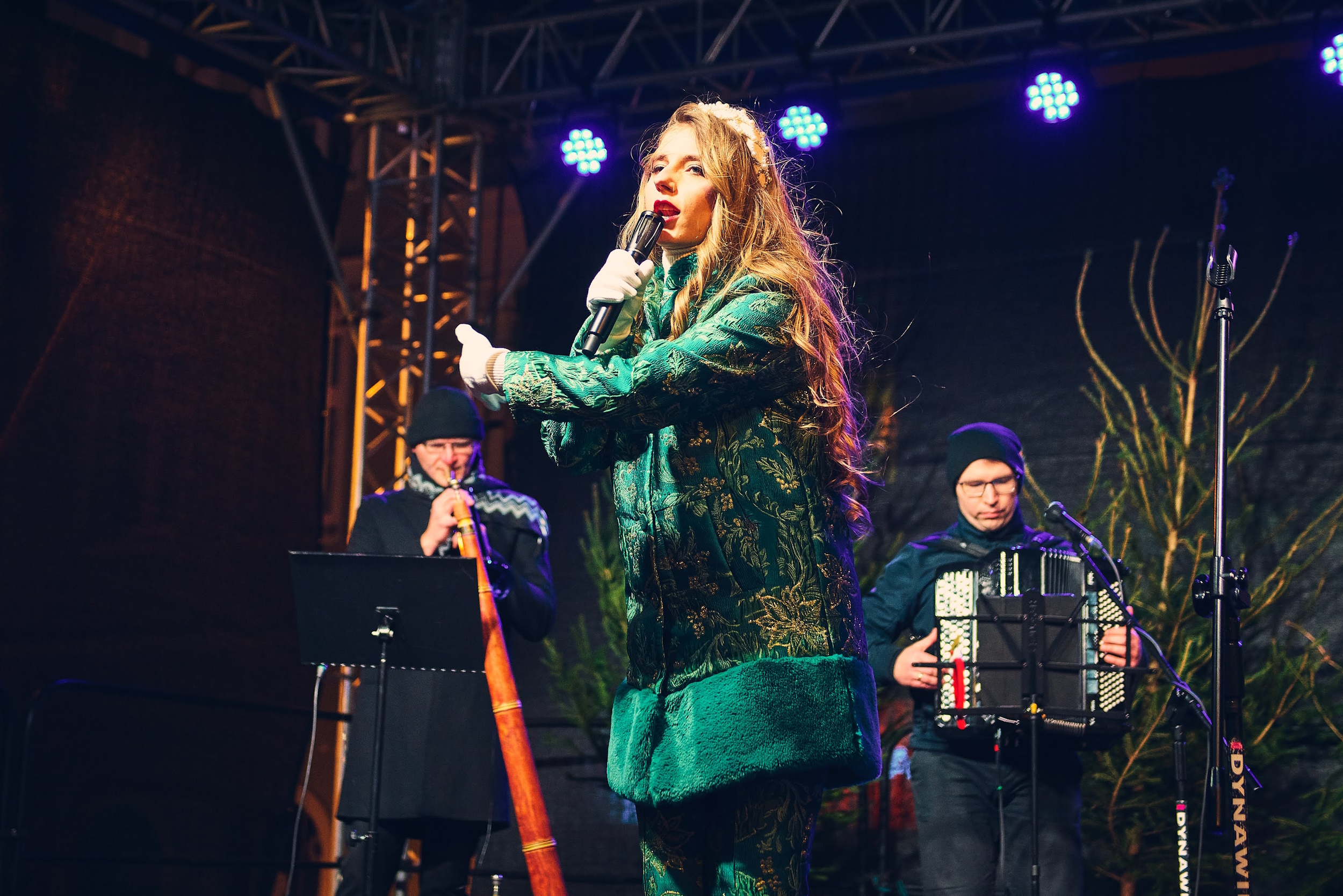 Karolina Lizer śpiewająca na scenie