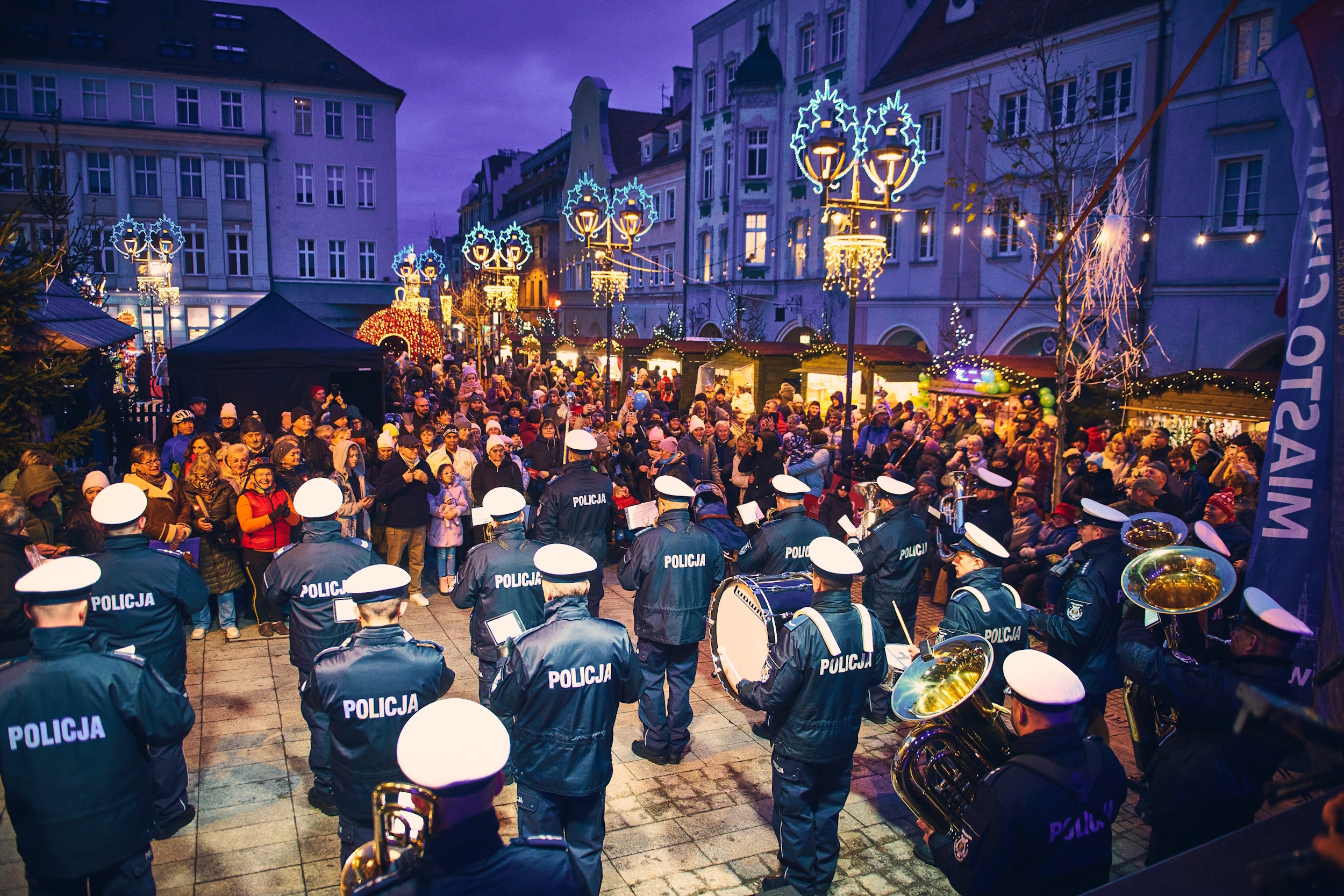 Mieszkańcy oglądający występ policjantów