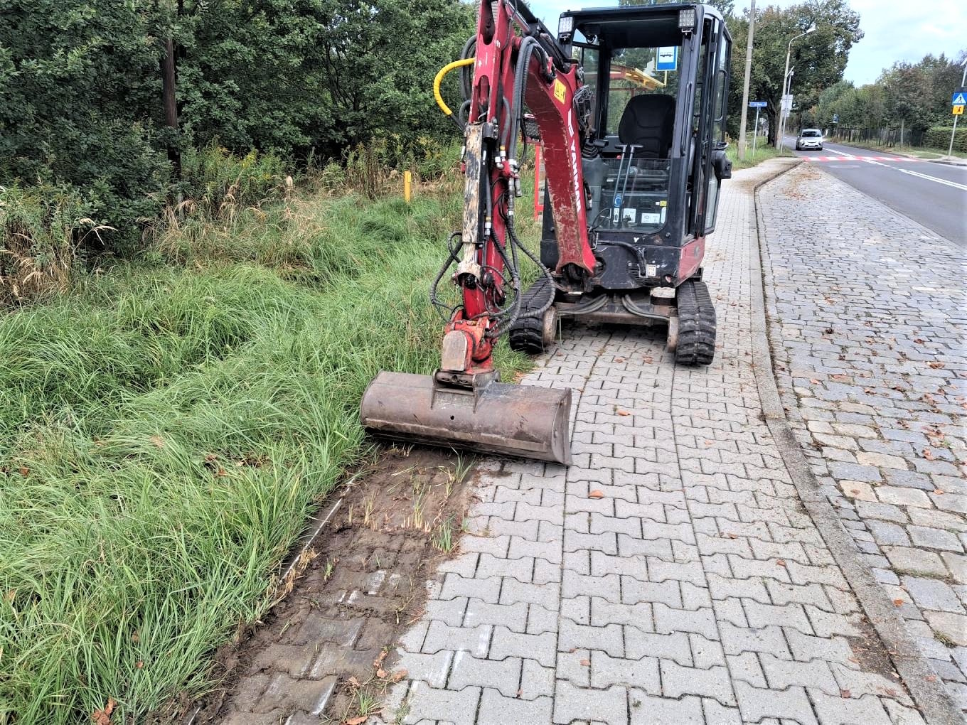 koparka zbierająca trawę