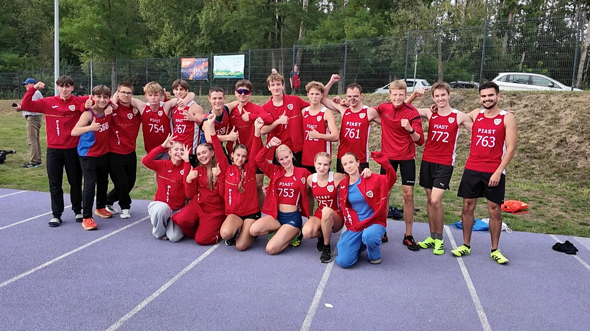 drużyna w czerwonych dresach