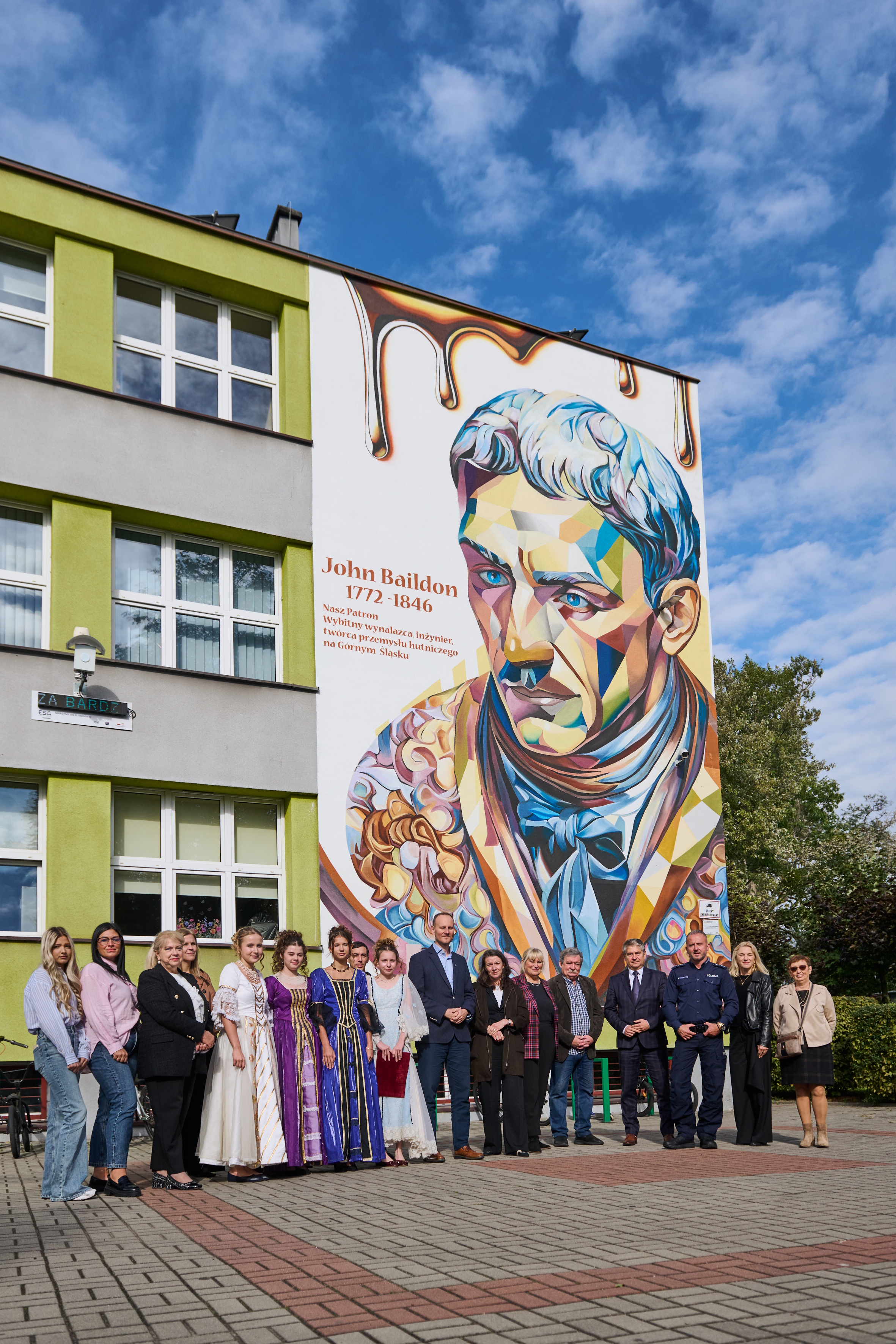 Fot. M.Buksa/UM Gliwice ludzie na tle muralu