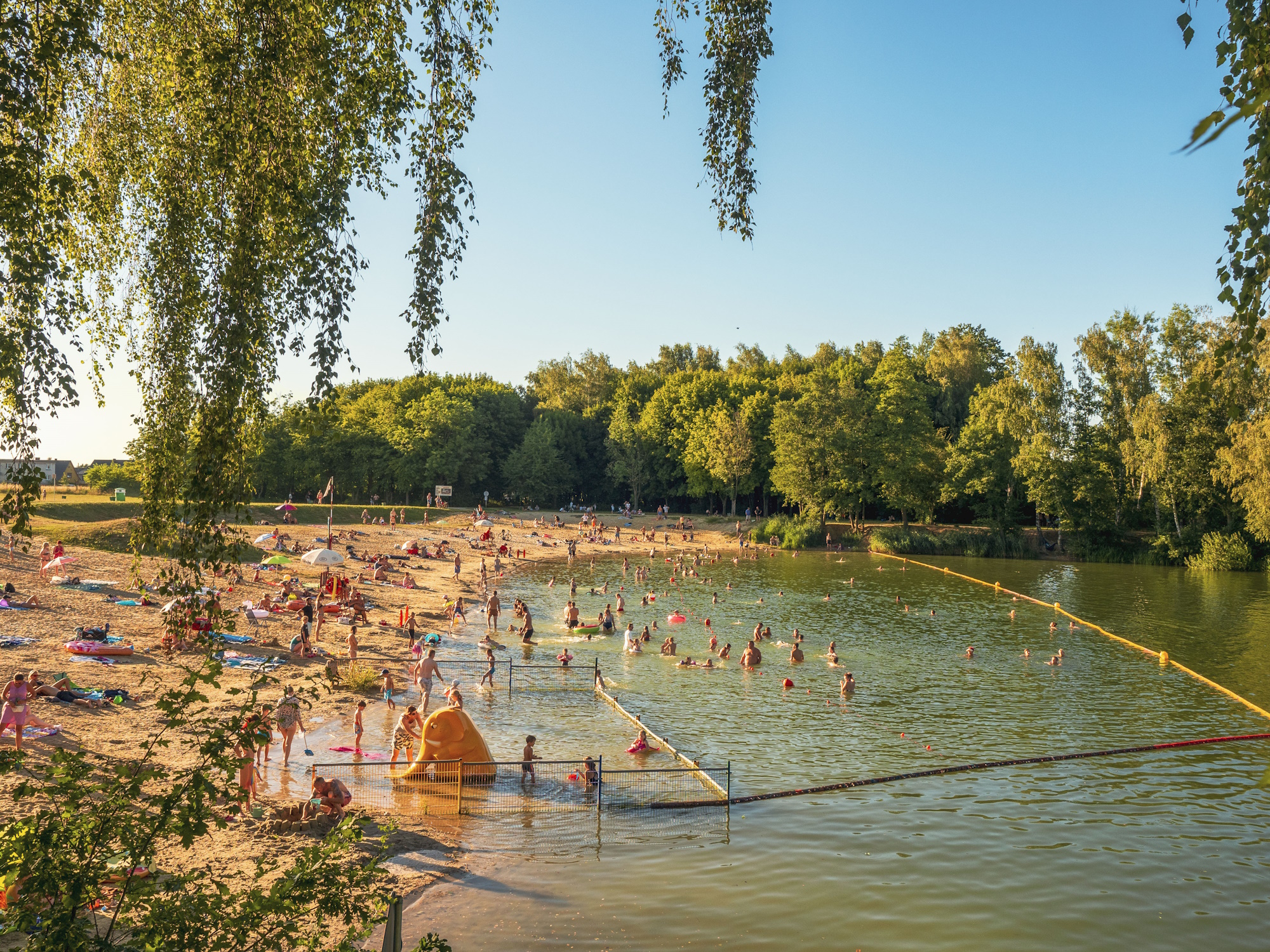 Fot. G.Ożga/UM Gliwice ludzie na plaży i fragment jeziora