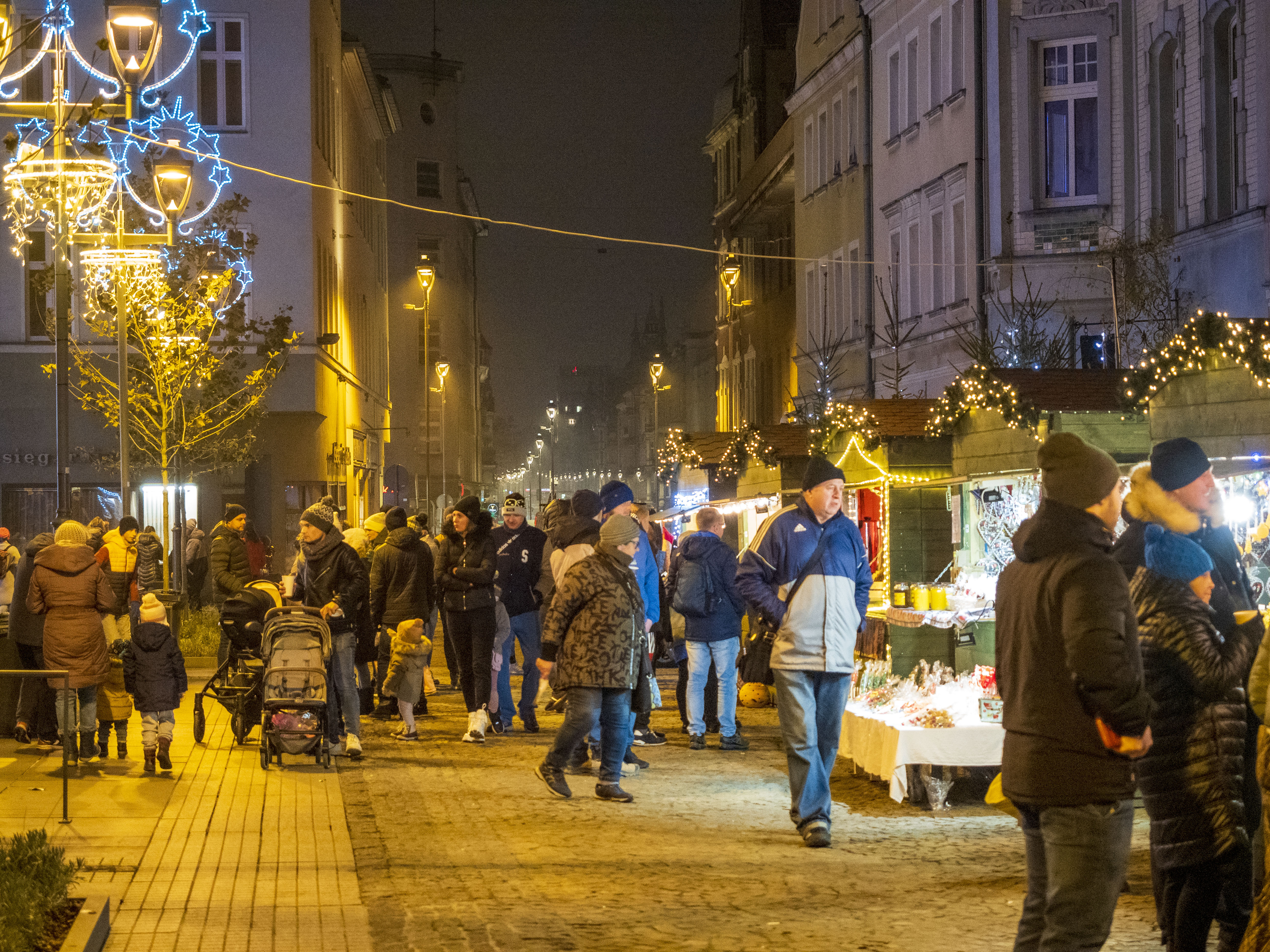 Fot. G. Ożga/ UM w Gliwicach Ludzie wchodzący na Rynek od strony ul. Zwycięstwa