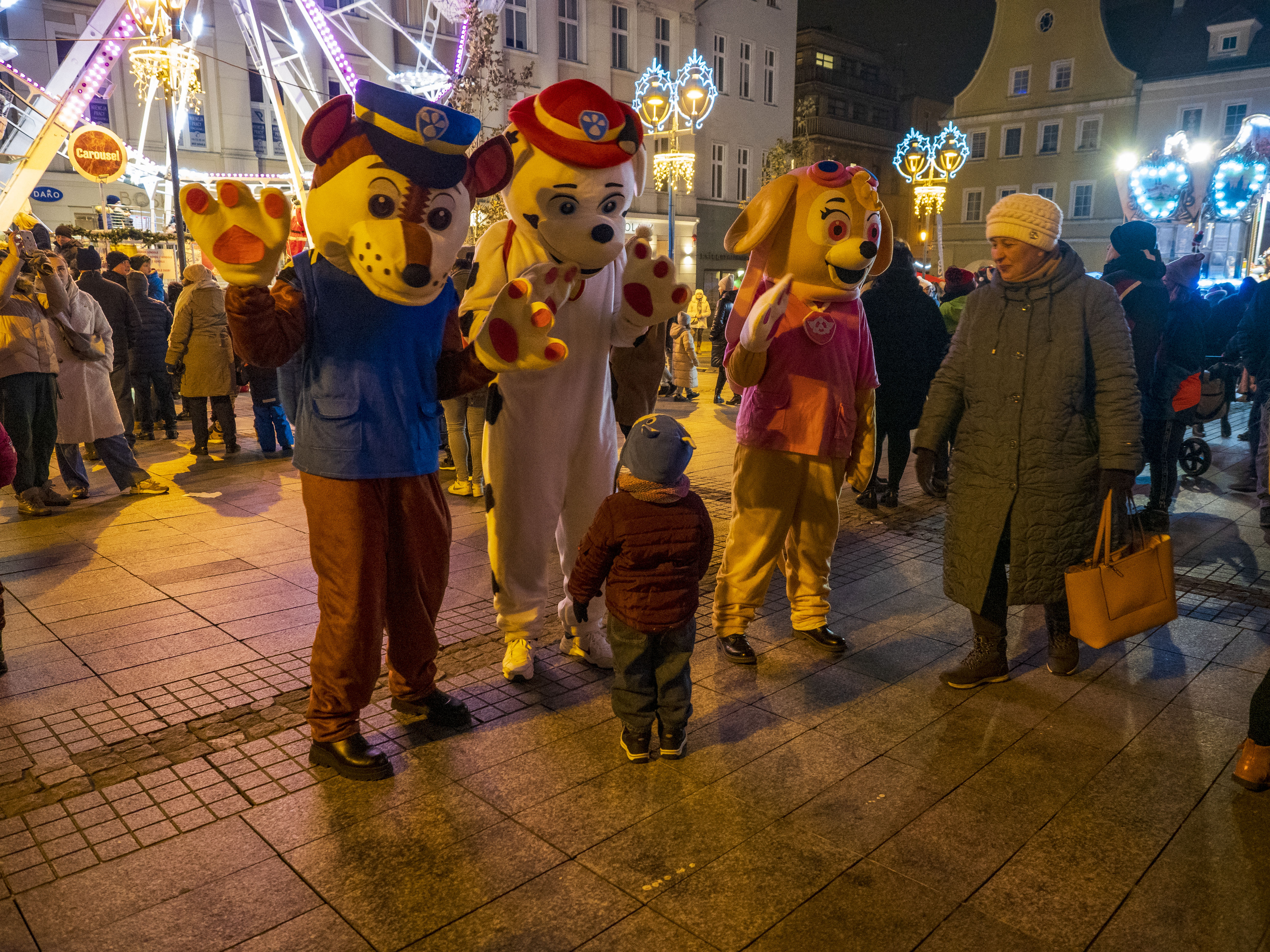 Fot. G. Ożga/ UM w Gliwicach Bohaterowie bajki witający się z chłopcem