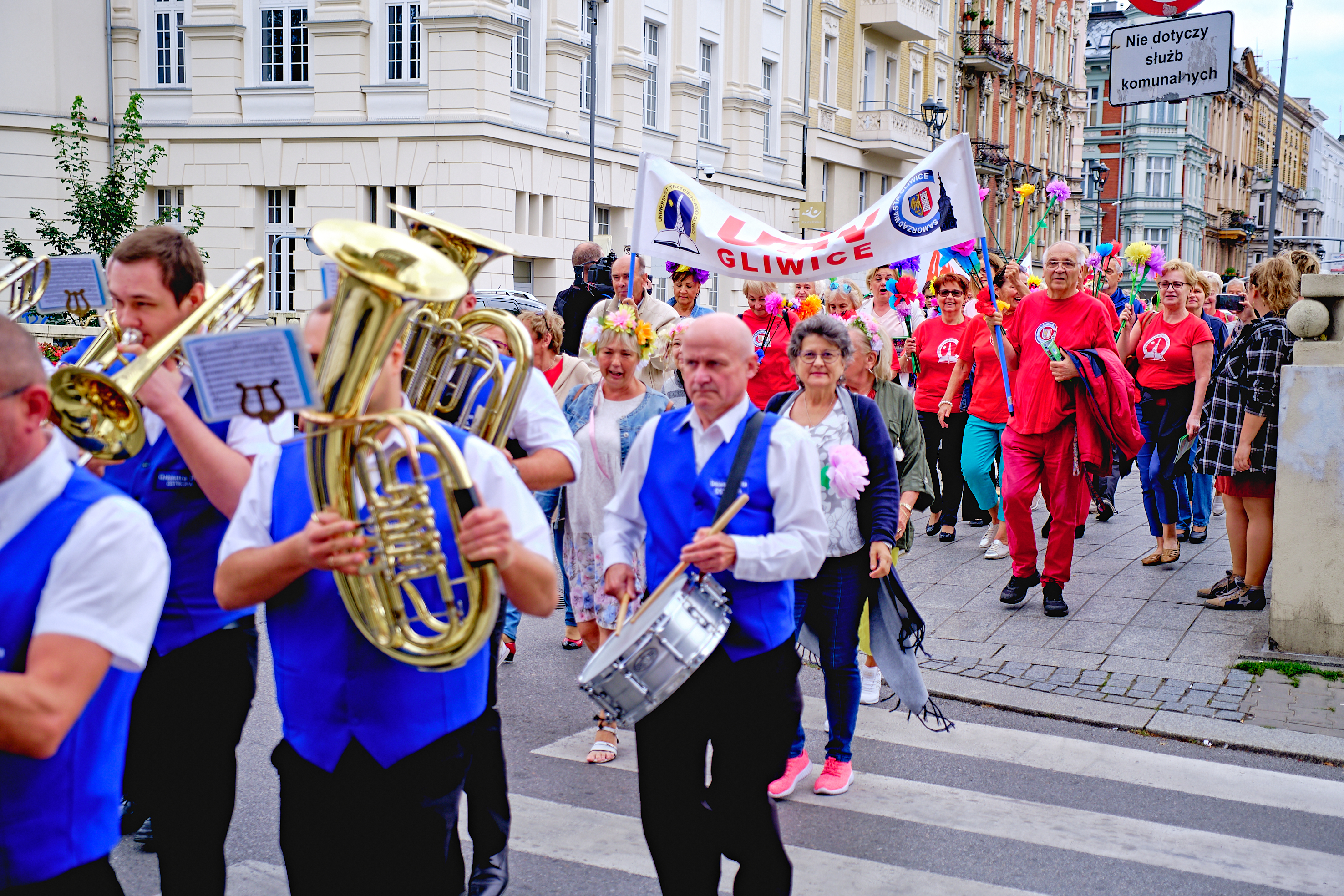 orkiestra dęta w pochodzie