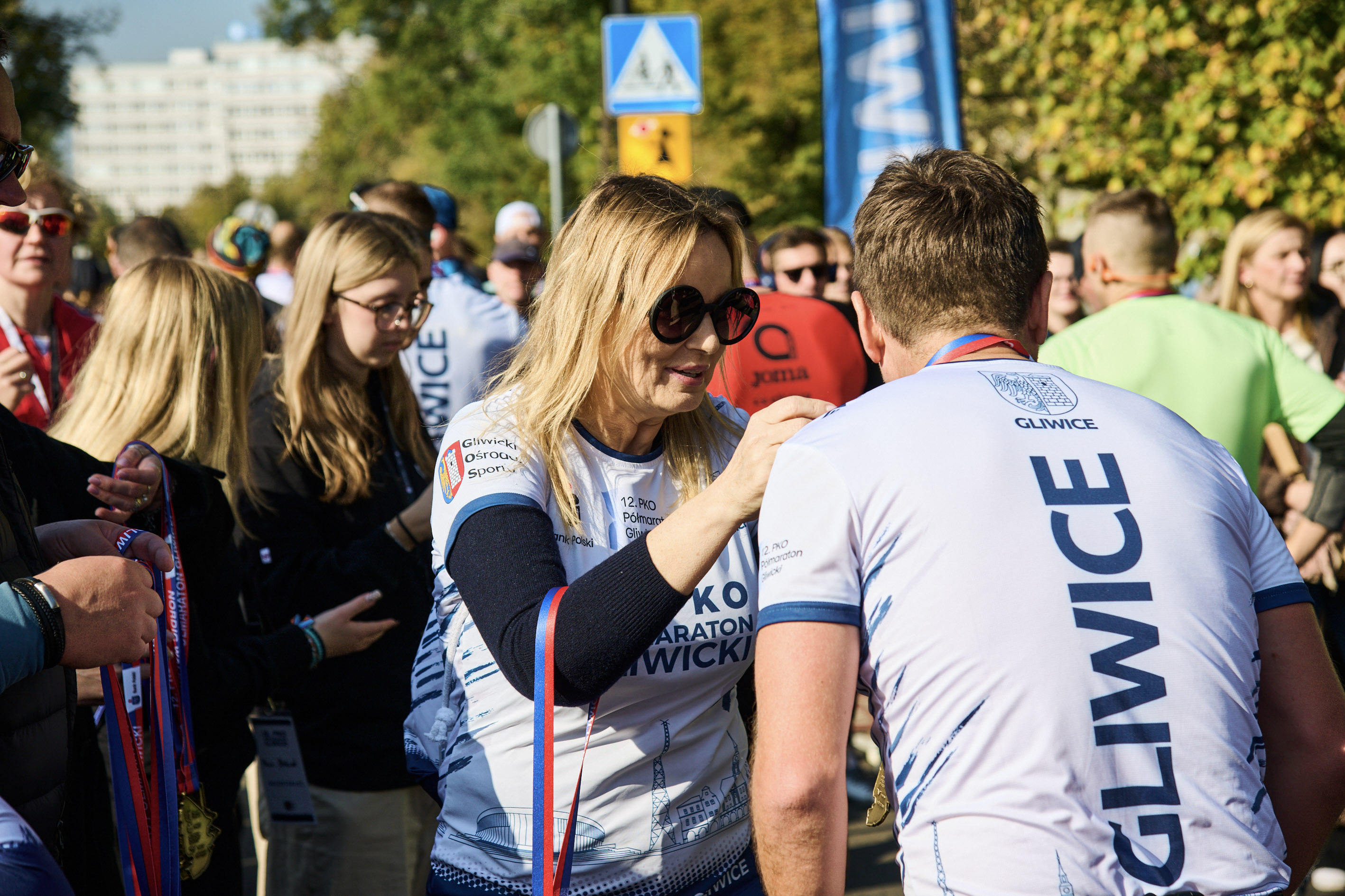 Prezydent Gliwic dekorująca jednego z biegaczy