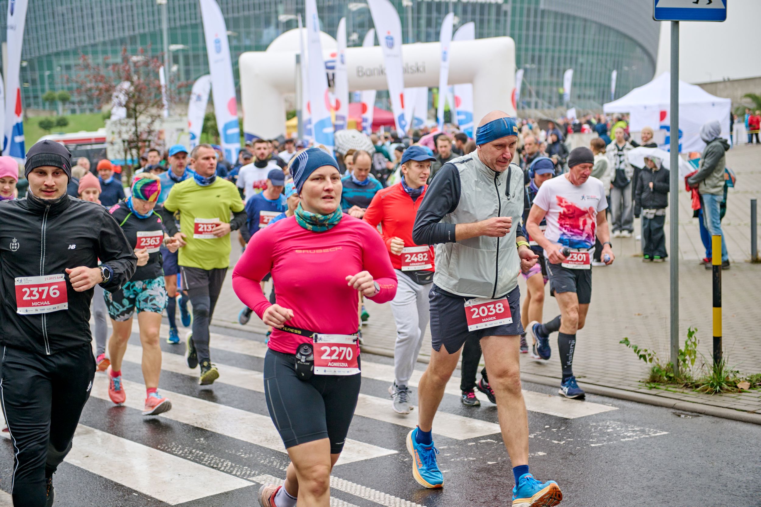 Zawodnicy biegnący obok Areny