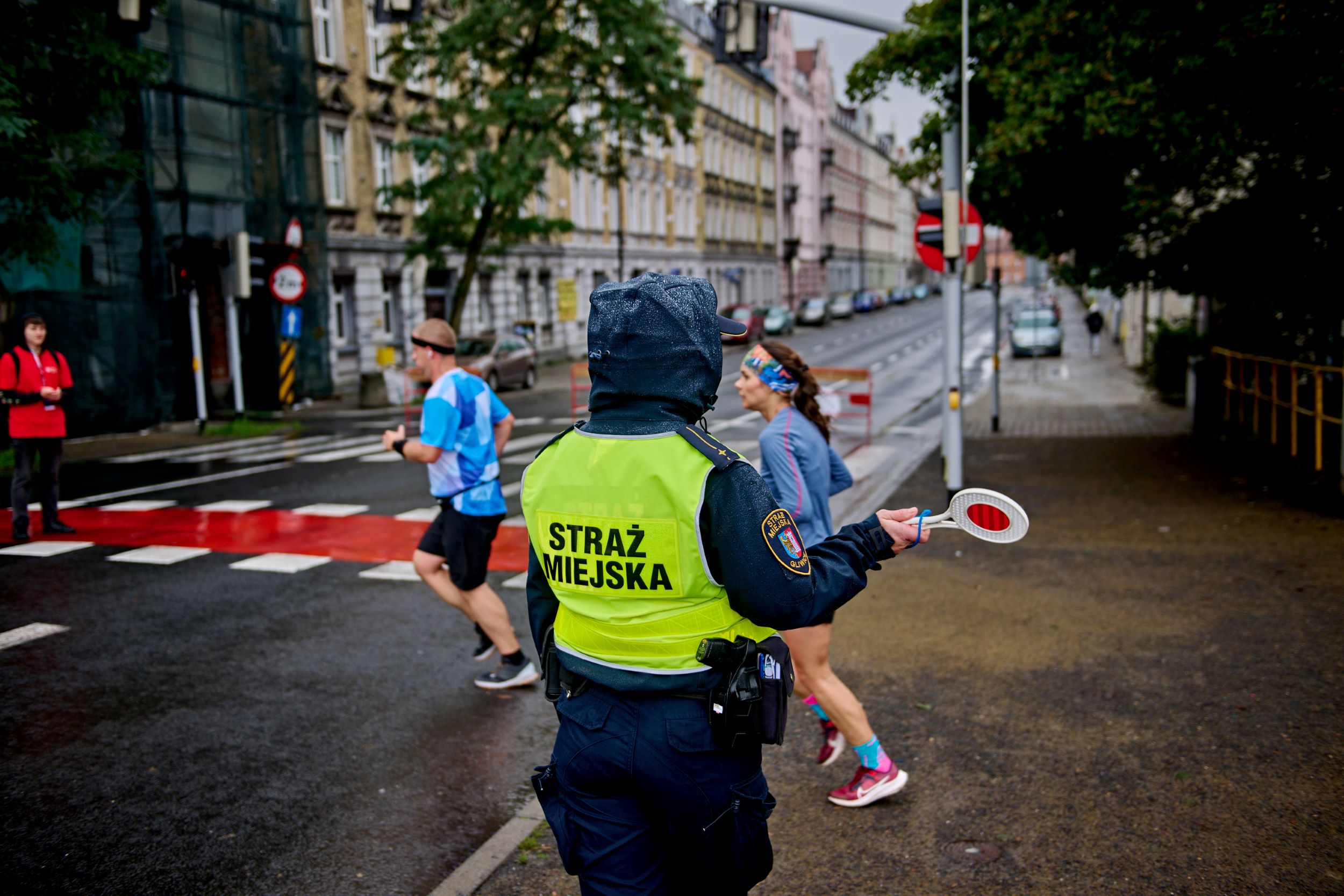 Strażniczka miejska kierująca biegaczy