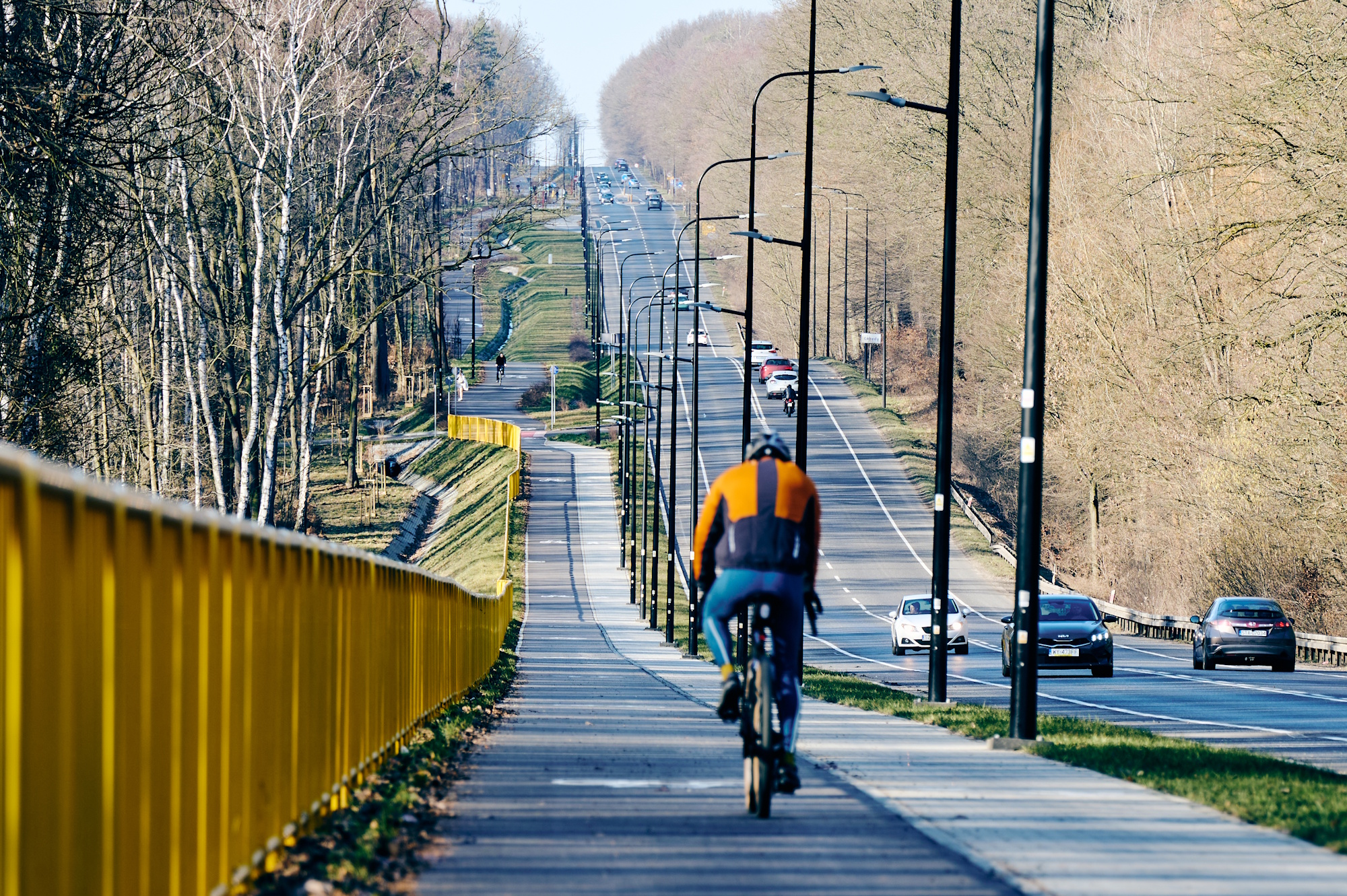 Rowerzysta jadący ścieżką wzdłuż ul. Toszeckiej