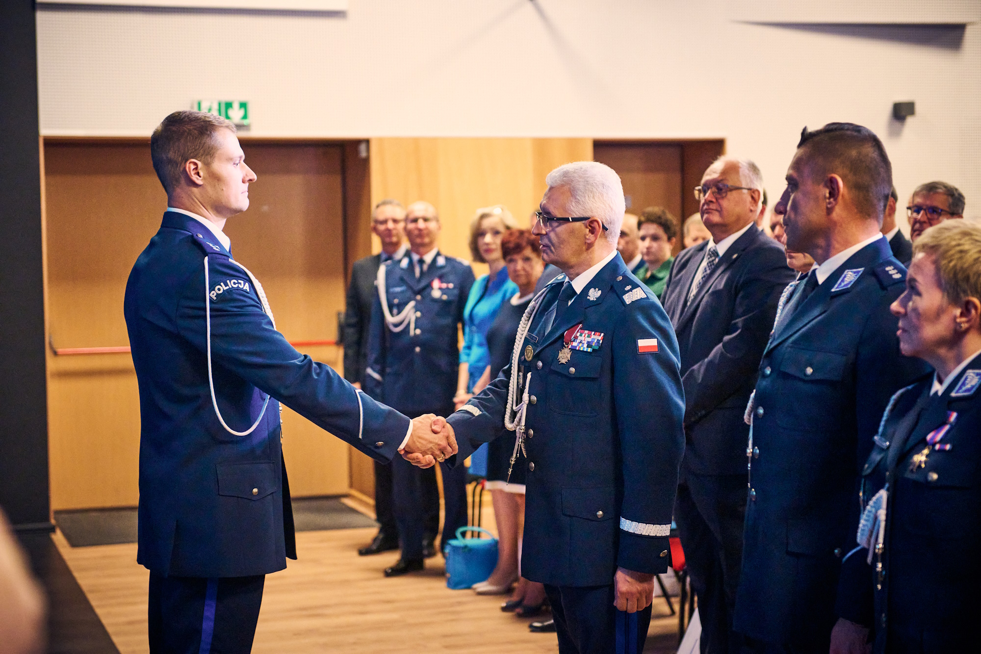 policjanci przyjmują gratulacje