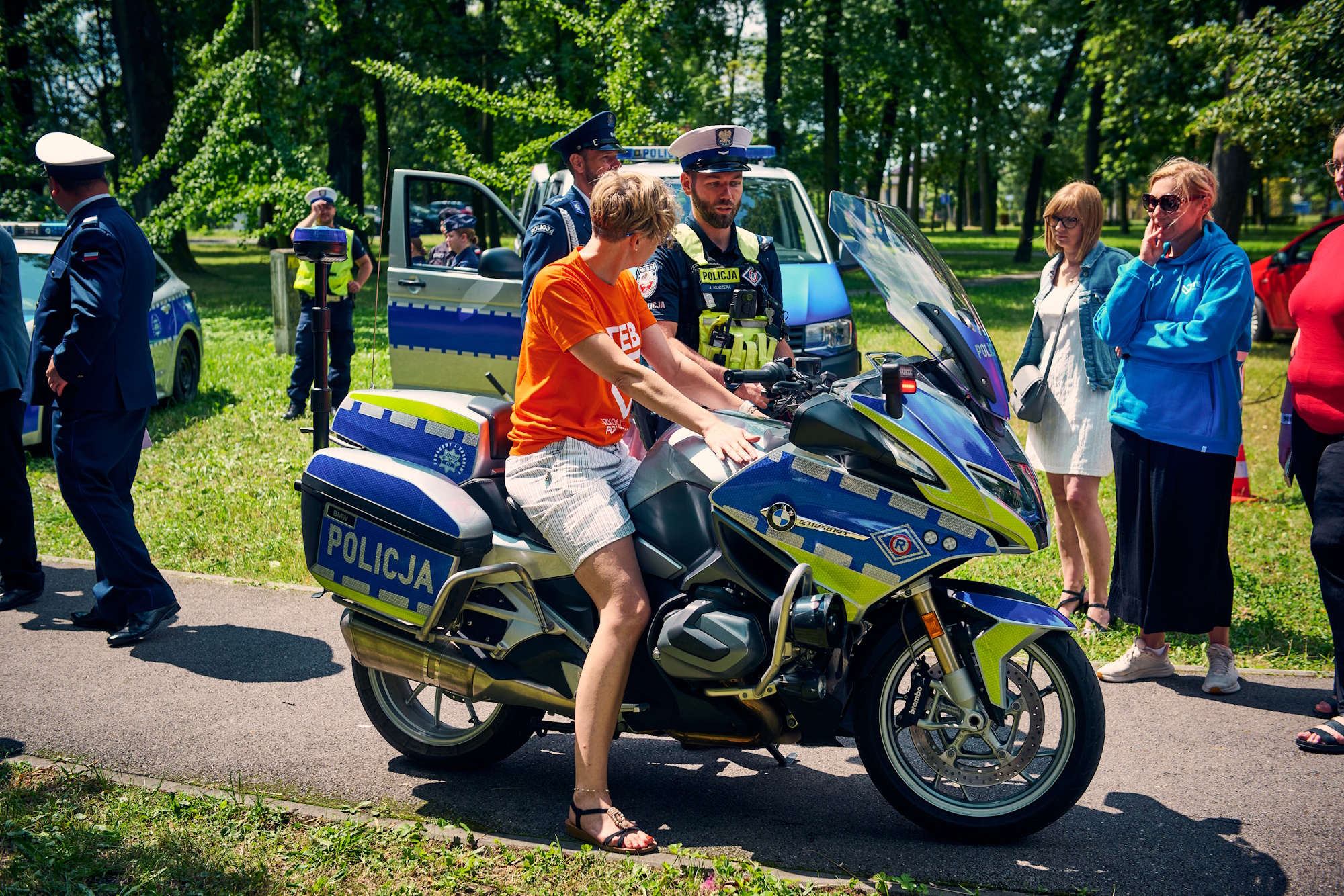 młody człowiek na motorze i ludzie w tle