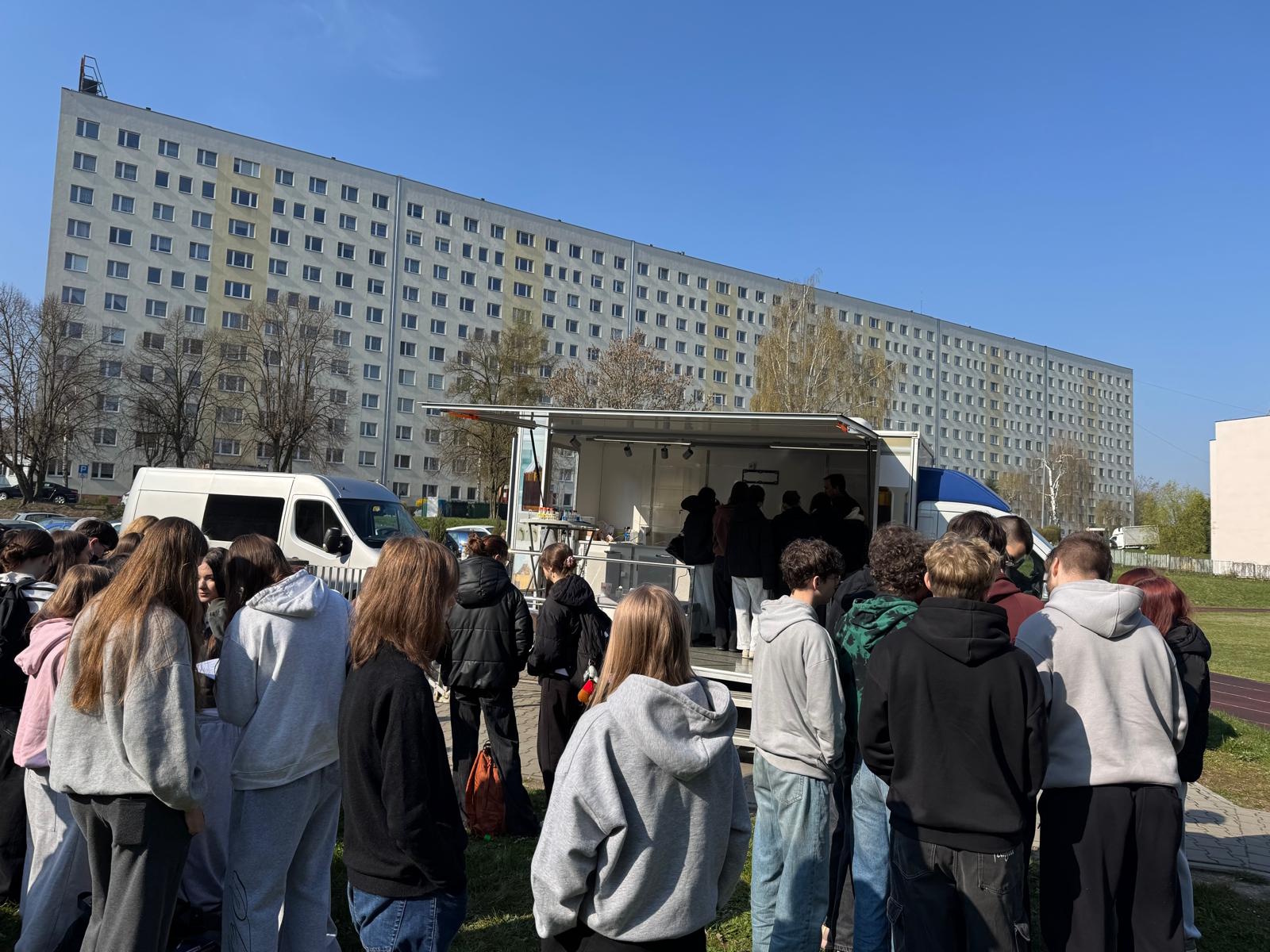 Uczniowie przed mobilnym laboratorium