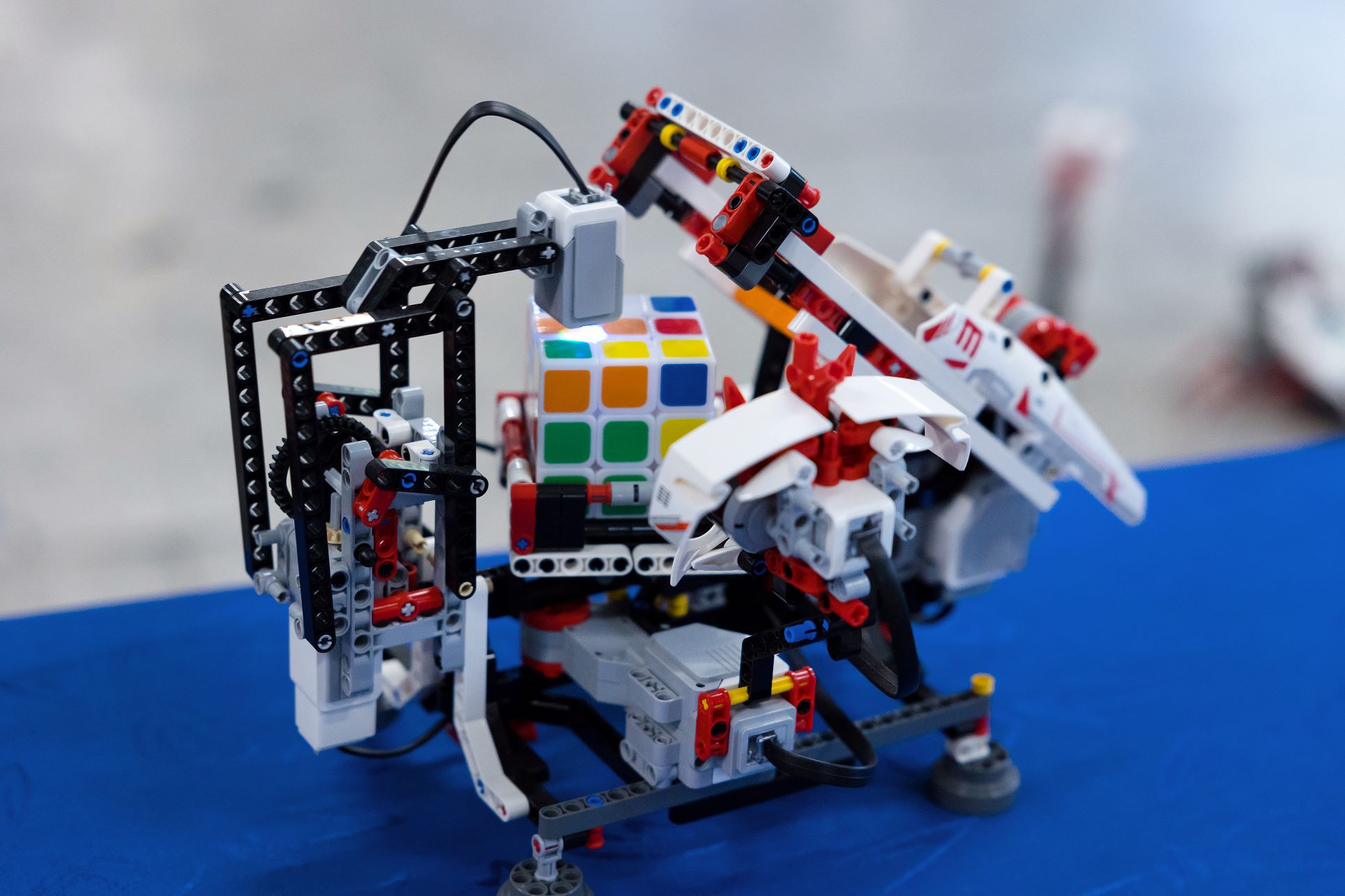 Robot układający kostkę Rubika