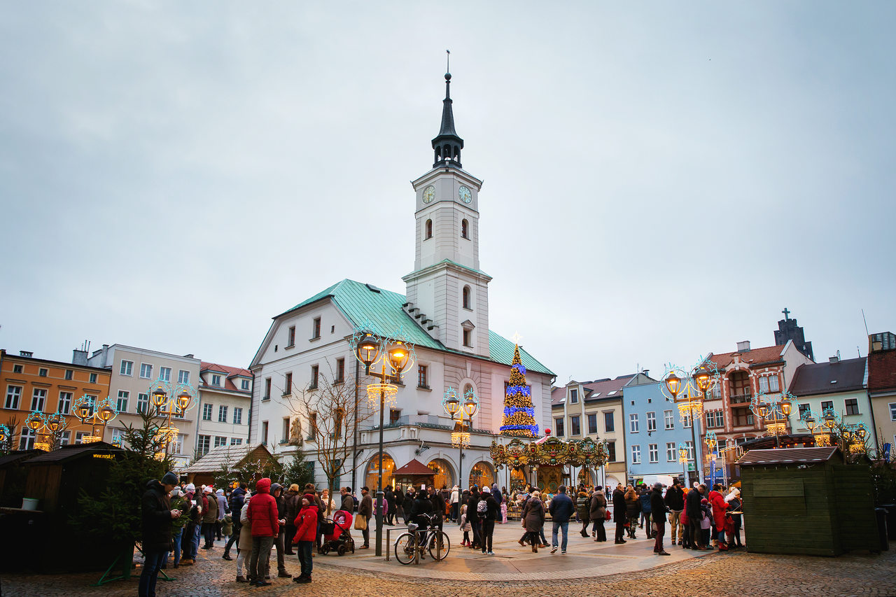 widok na Ratusz w świetle dziennym