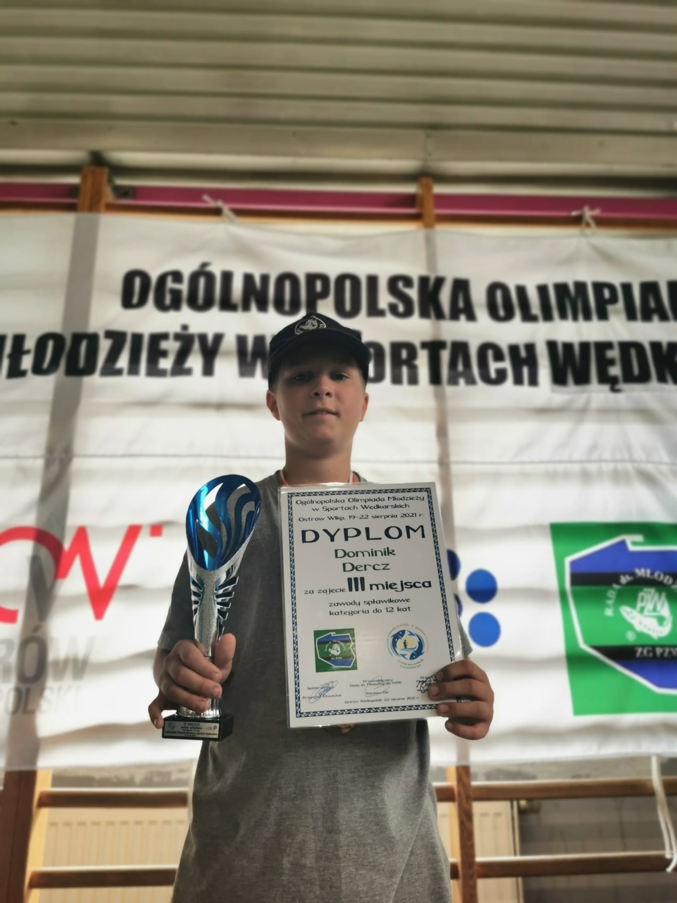Dominik z Pucharem i Dyplomem za zajęcie III miejsca w Ogólnopolskiej Olimpiadzie Młodzieży w Sportach Wędkarskich