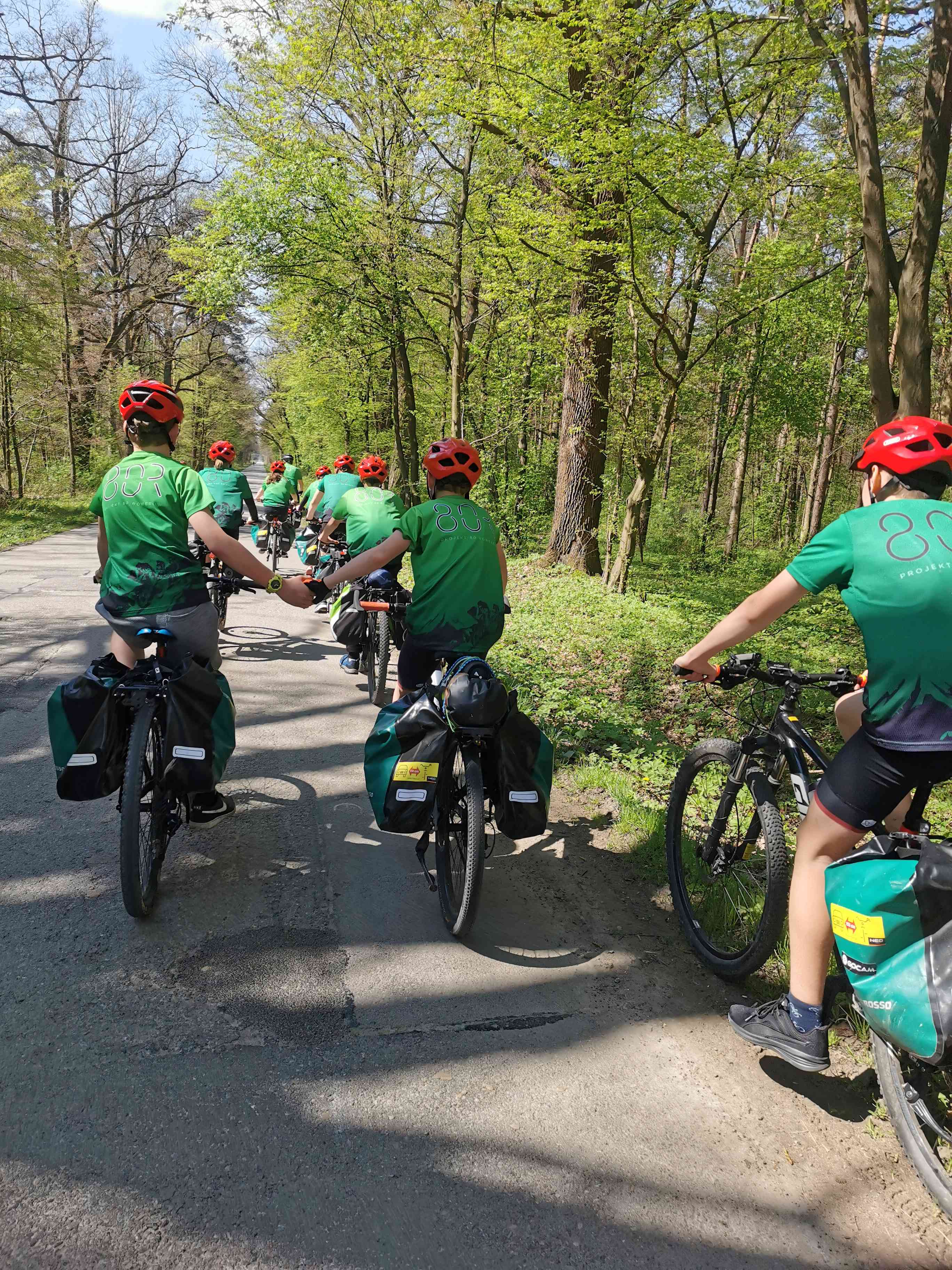 Zdjęcie rowerzystów na trasie