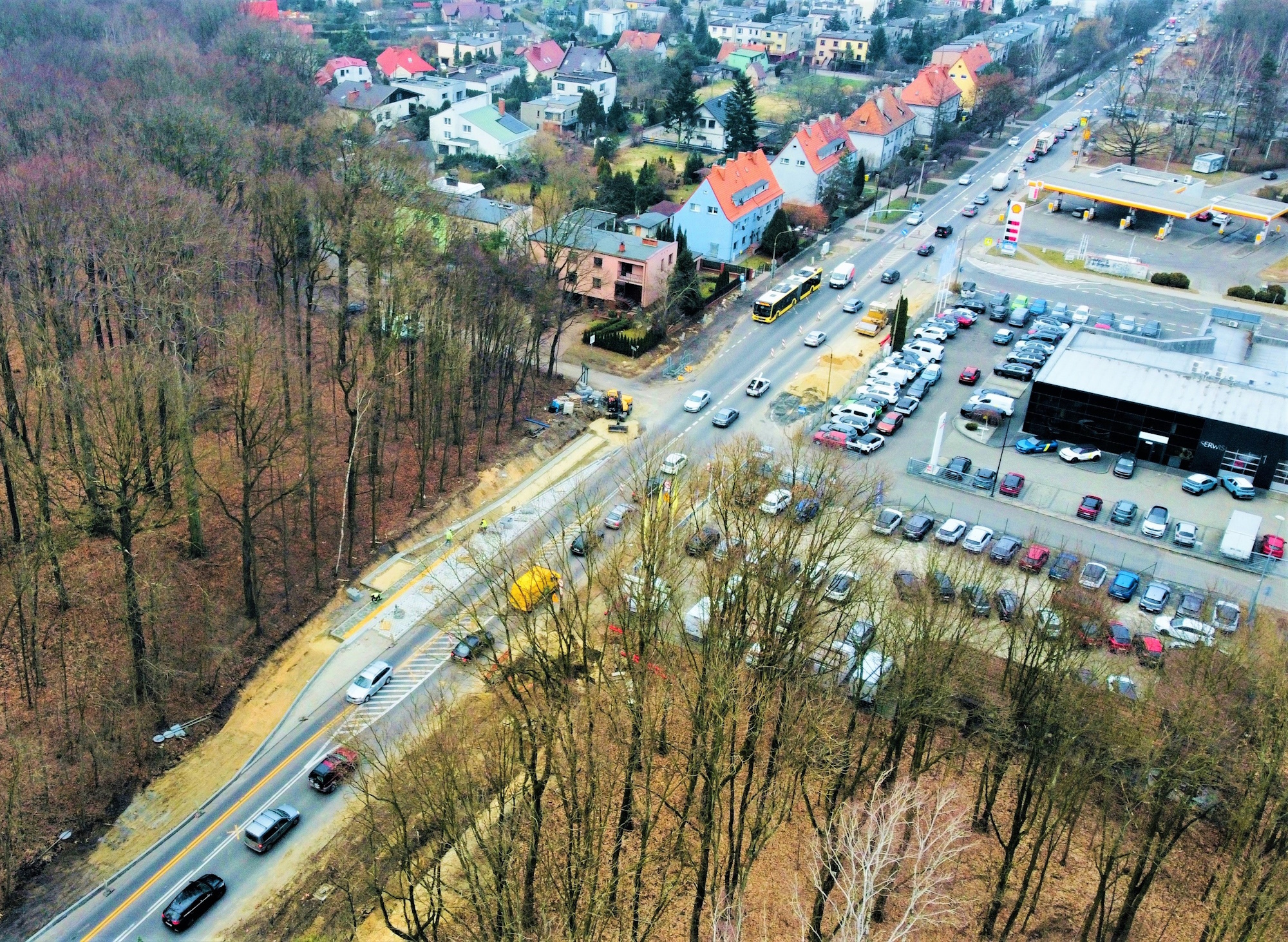 ulica, rozkopane pobocze, koparki